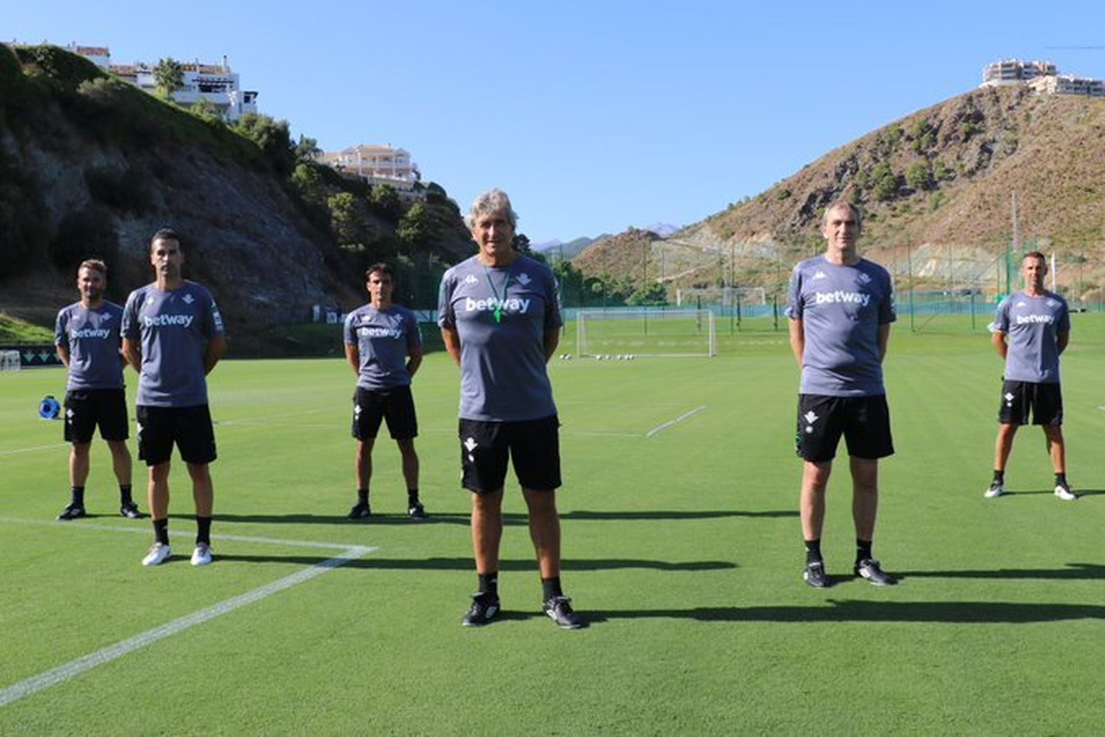 Pellegrini posa junto a su cuerpo técnico.