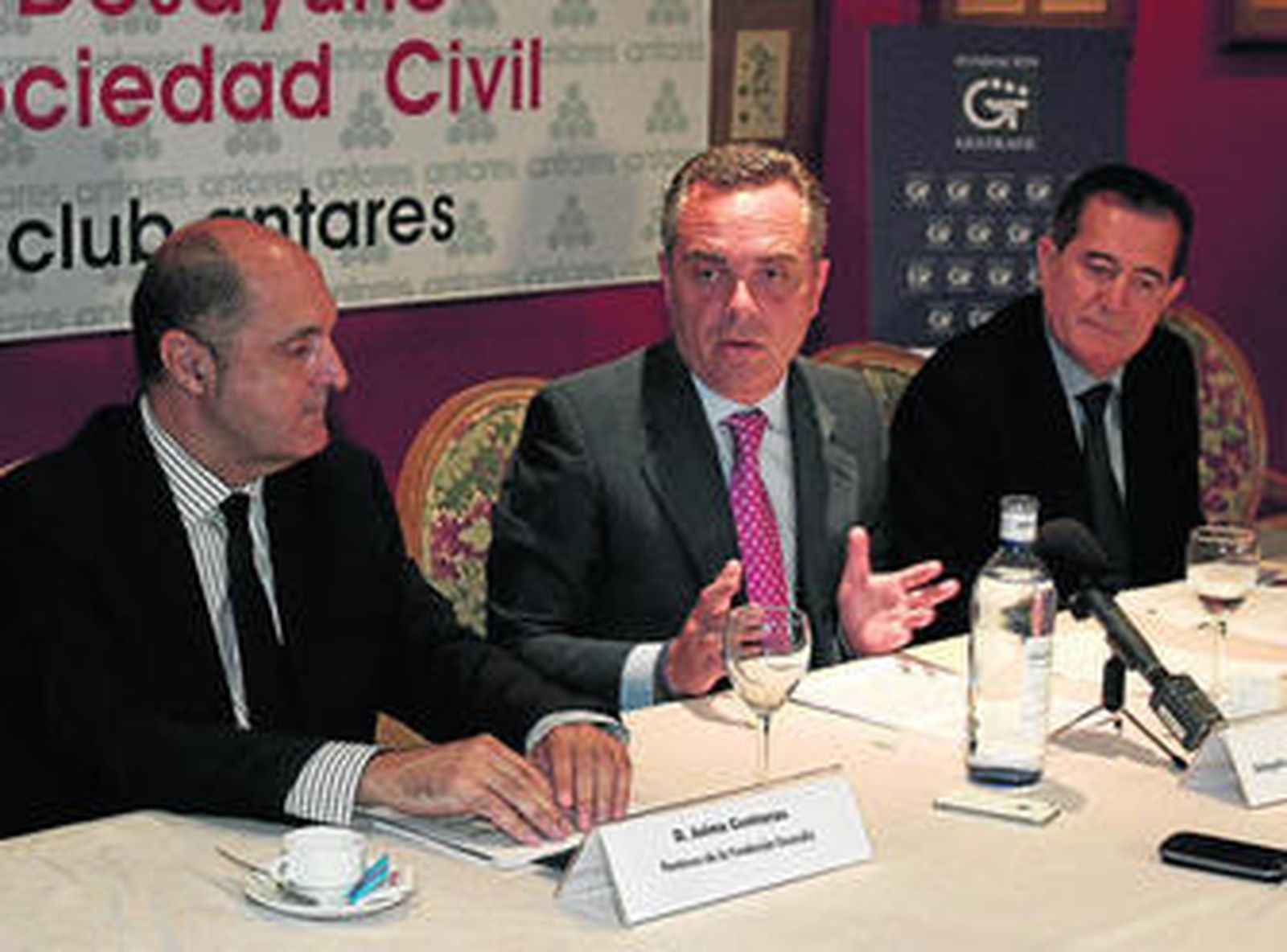 El delegado Juan Bueno flanqueado por  Rafael Berro (derecha) y Jaime Contreras, de la Fundación Gestrafic.