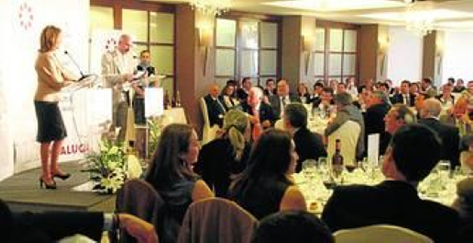 El director de Diario de Almería lee las preguntas de los asistentes a la secretaria general del Partido Popular.