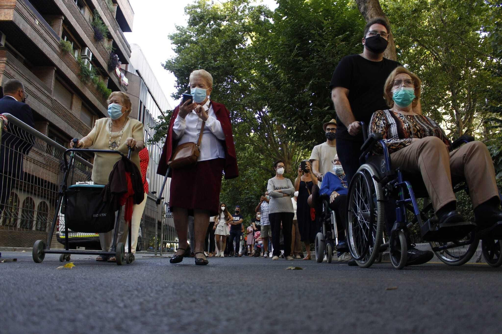Fotos: La Virgen de las Angustias, en la puerta de la Basílica para ser venerada