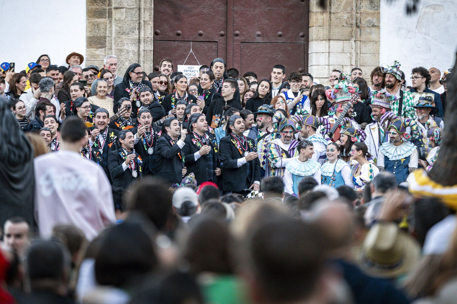 El multitudinario encuentro entre los dos primeros premios del Carnaval de Cádiz, en imágenes