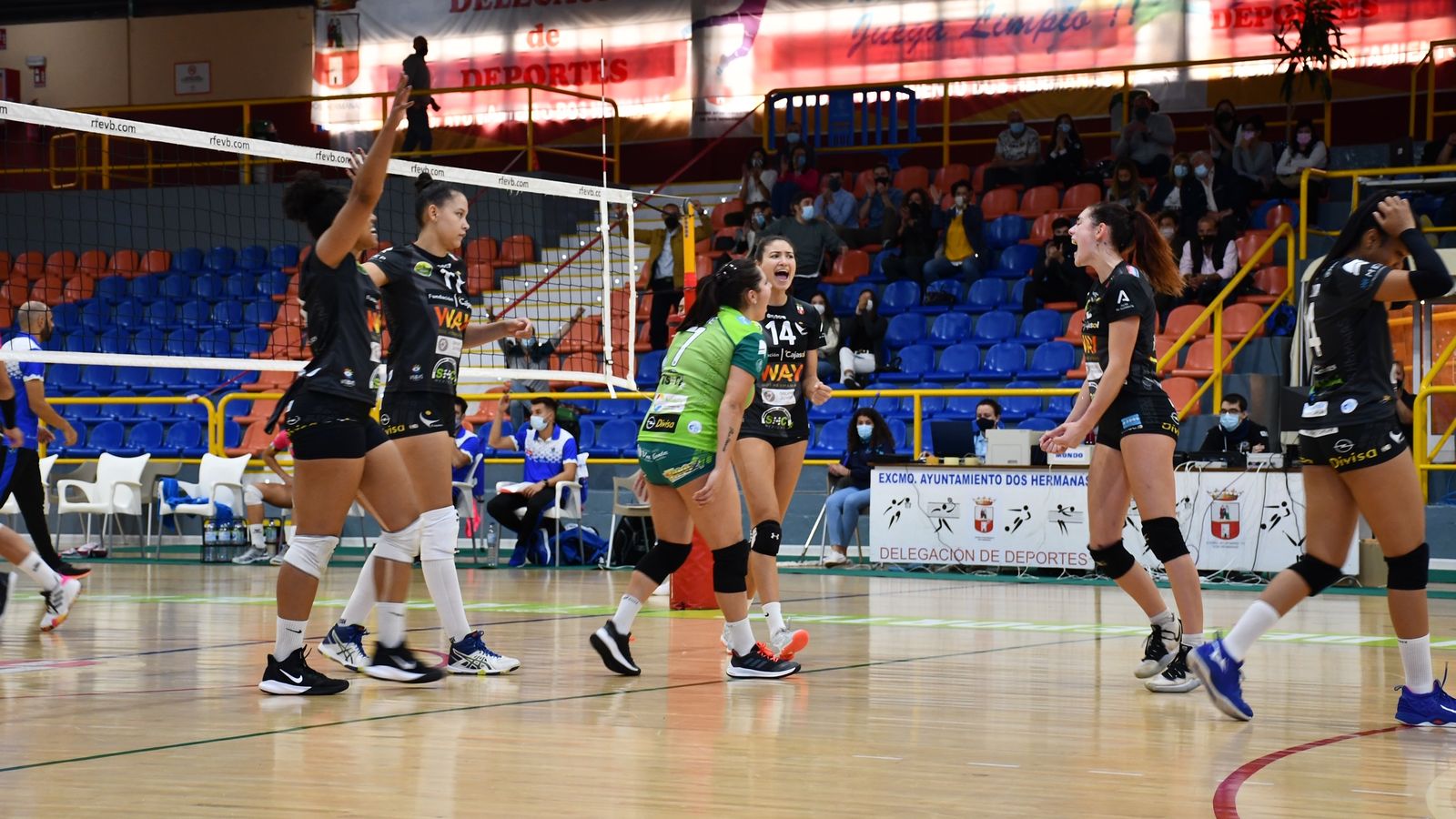 Las jugadoras del Cajasol celebran un punto.