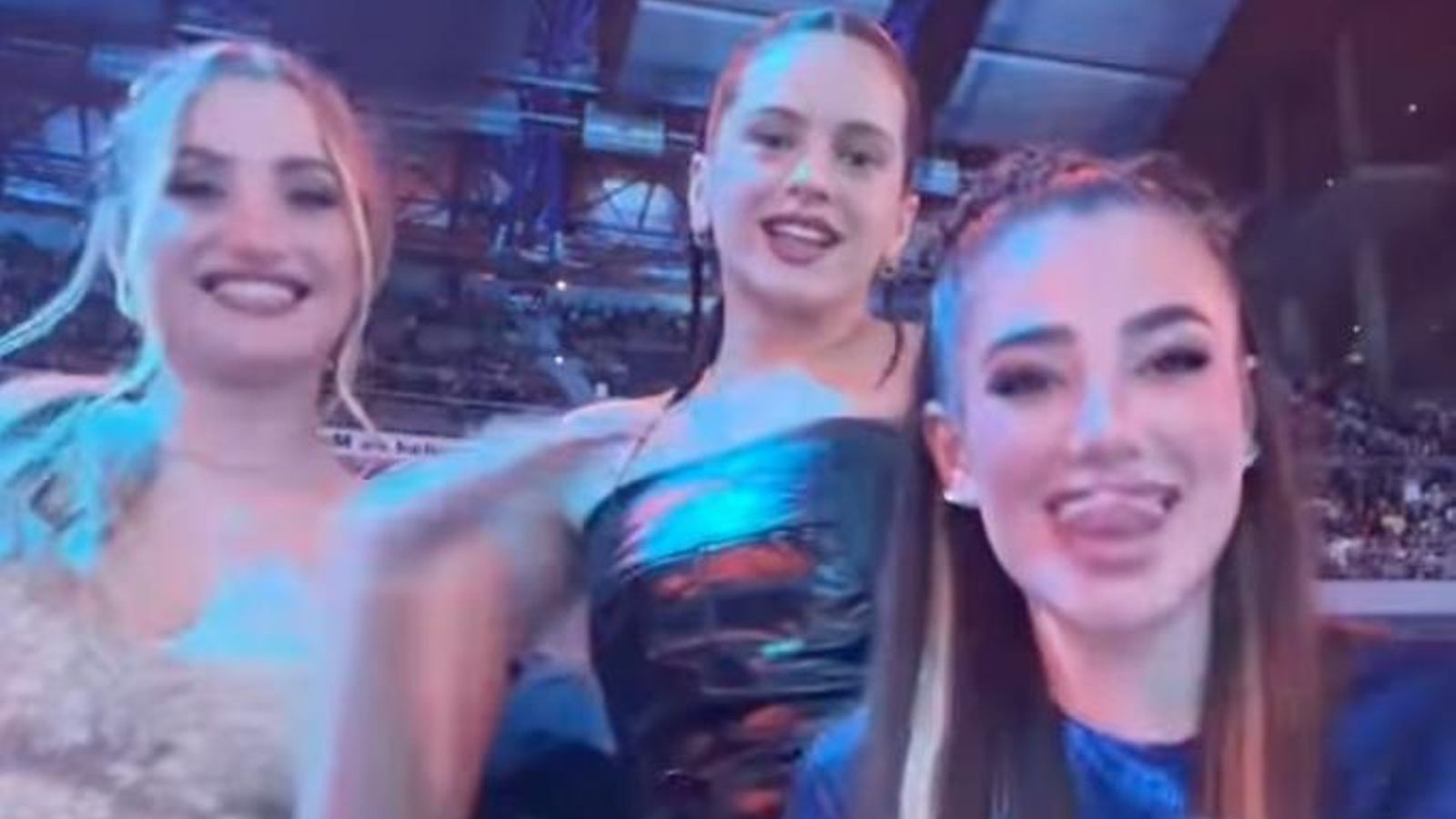 Lola Lolita junto a Rosalia en Los 40 Music Awards