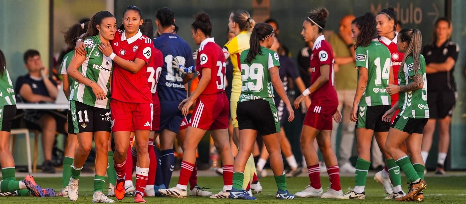 La árbitra tuvo que pitar el final después de un conato de enfrentamiento entre las jugadoras de ambos equipos.