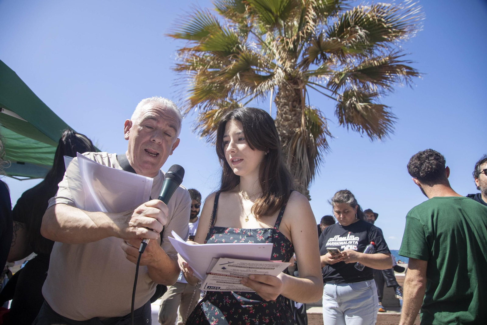 Imágenes de la manifestación en contra del negocio de la vivienda en Almería