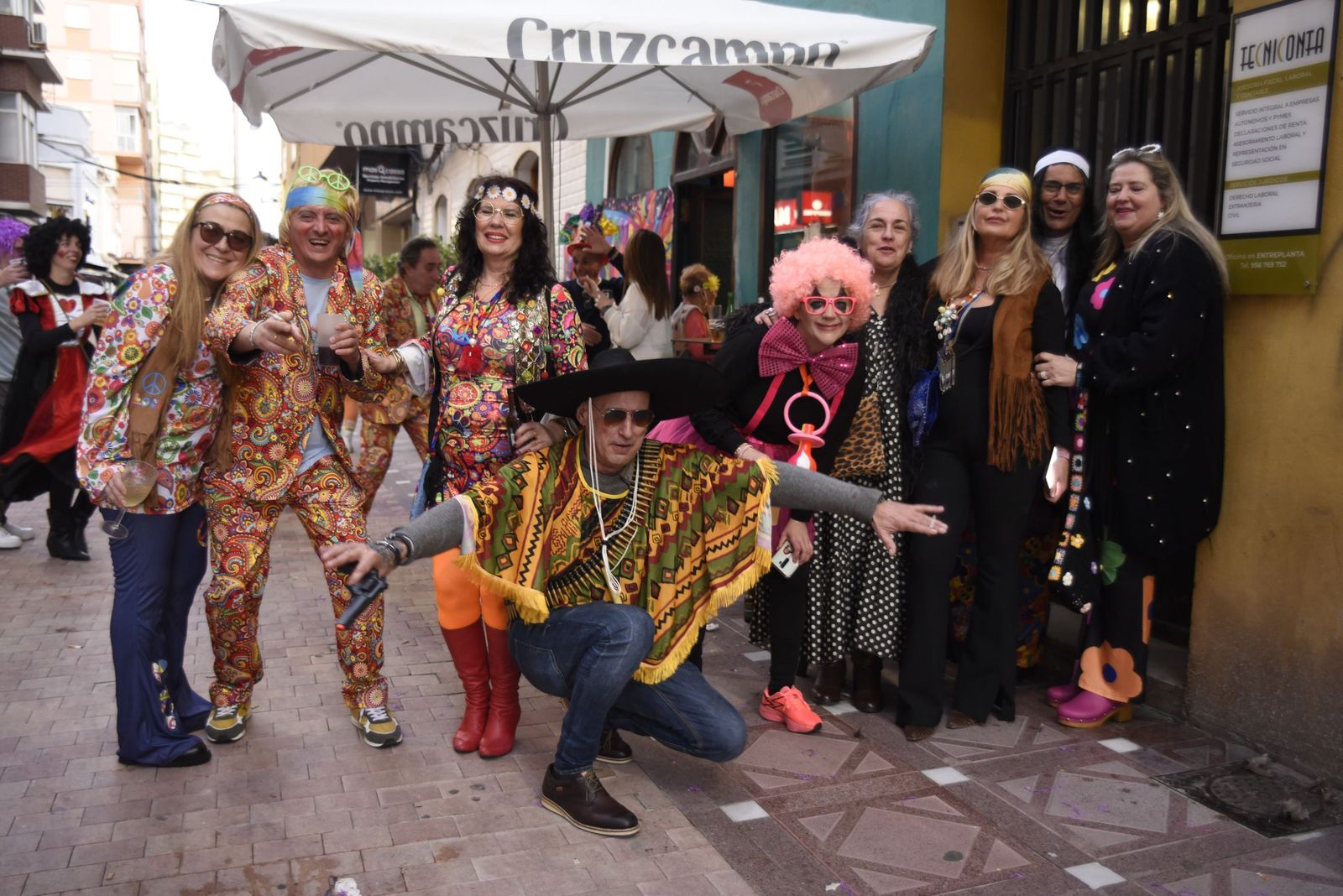 Búscate en las fotos de la fiesta en la calle del sábado en el Carnaval de la Concha Fina de La Línea