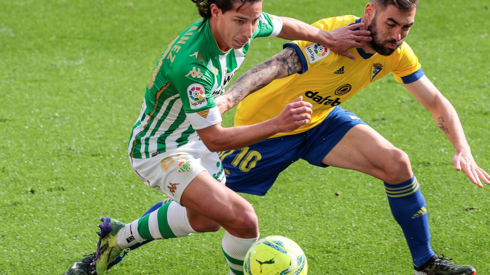 Diego Lainez pugna con Perea.