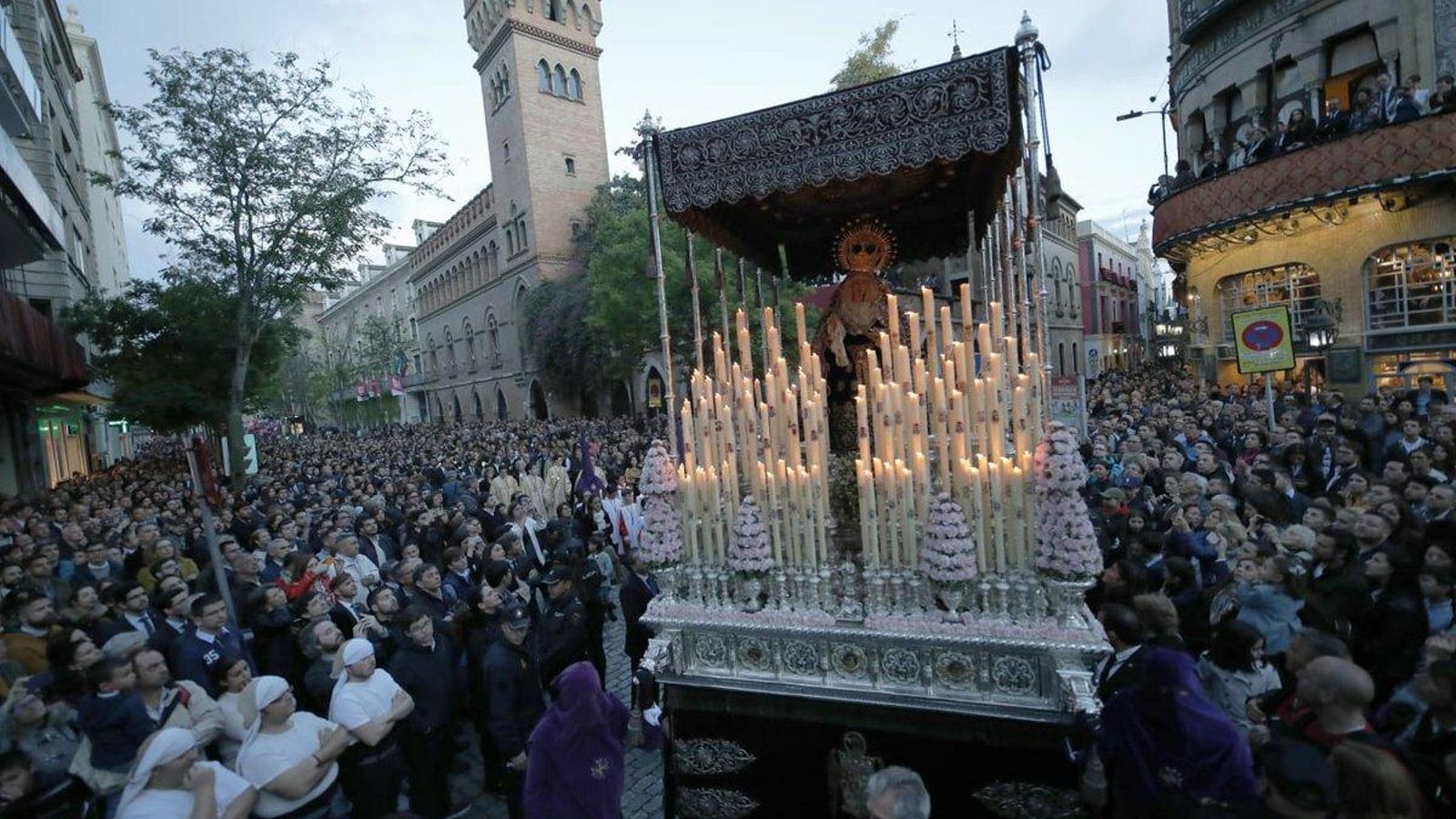 La Virgen del Valle, el pasado Jueves Santo, encarando la calle Orfila.