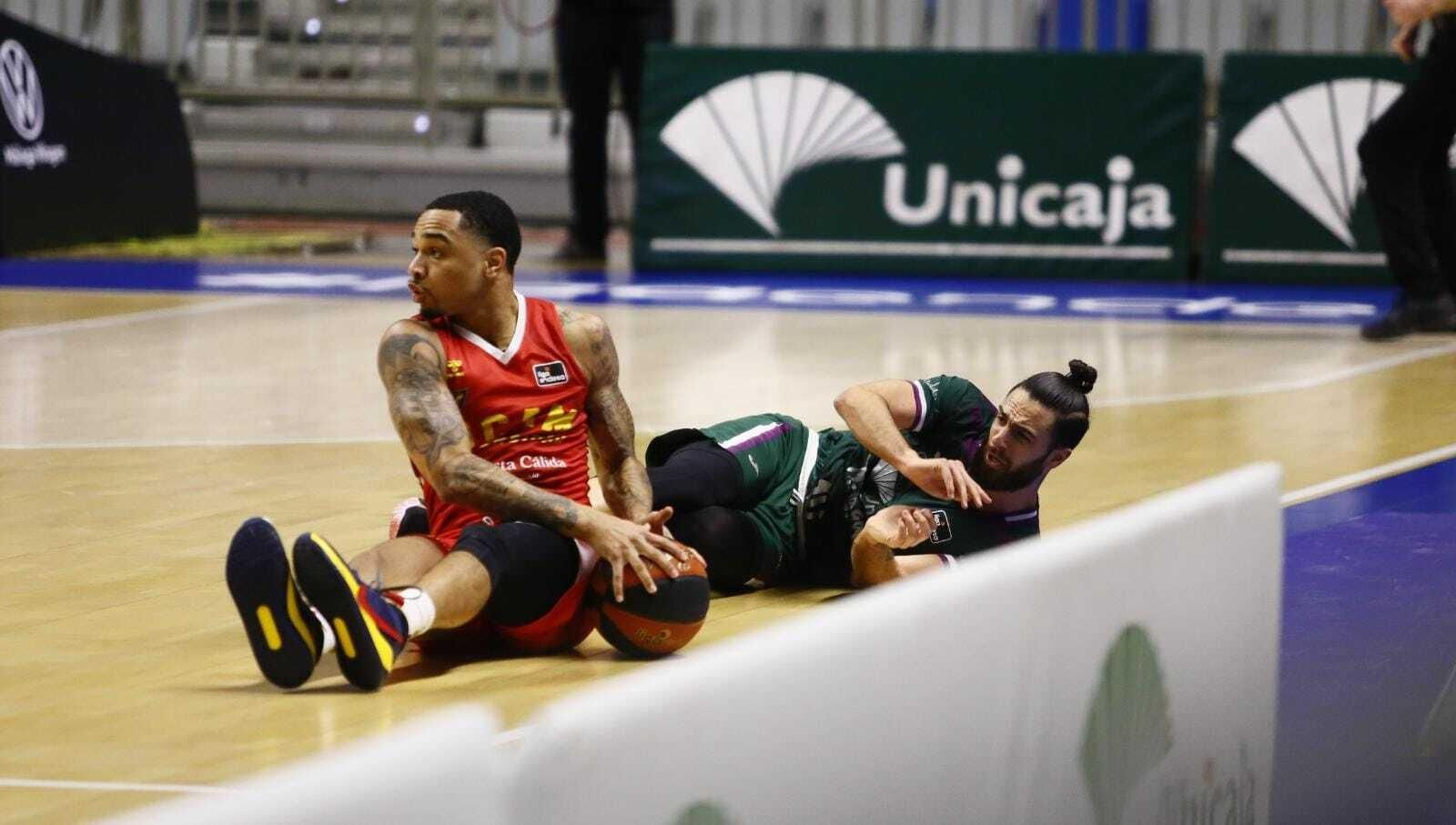 Davis y Alonso, durante el partido.