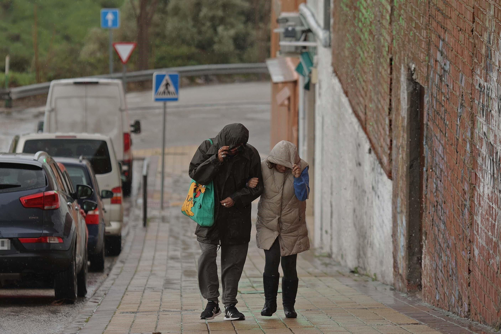 Dos personas se protegen de la lluvia este viernes en el Campo de Gibraltar. Dos personas se protegen de la lluvia este viernes en el Campo de Gibraltar.