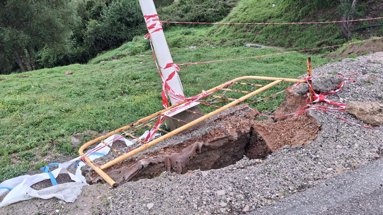 Un desprendimiento en la carretera de El Faro.
