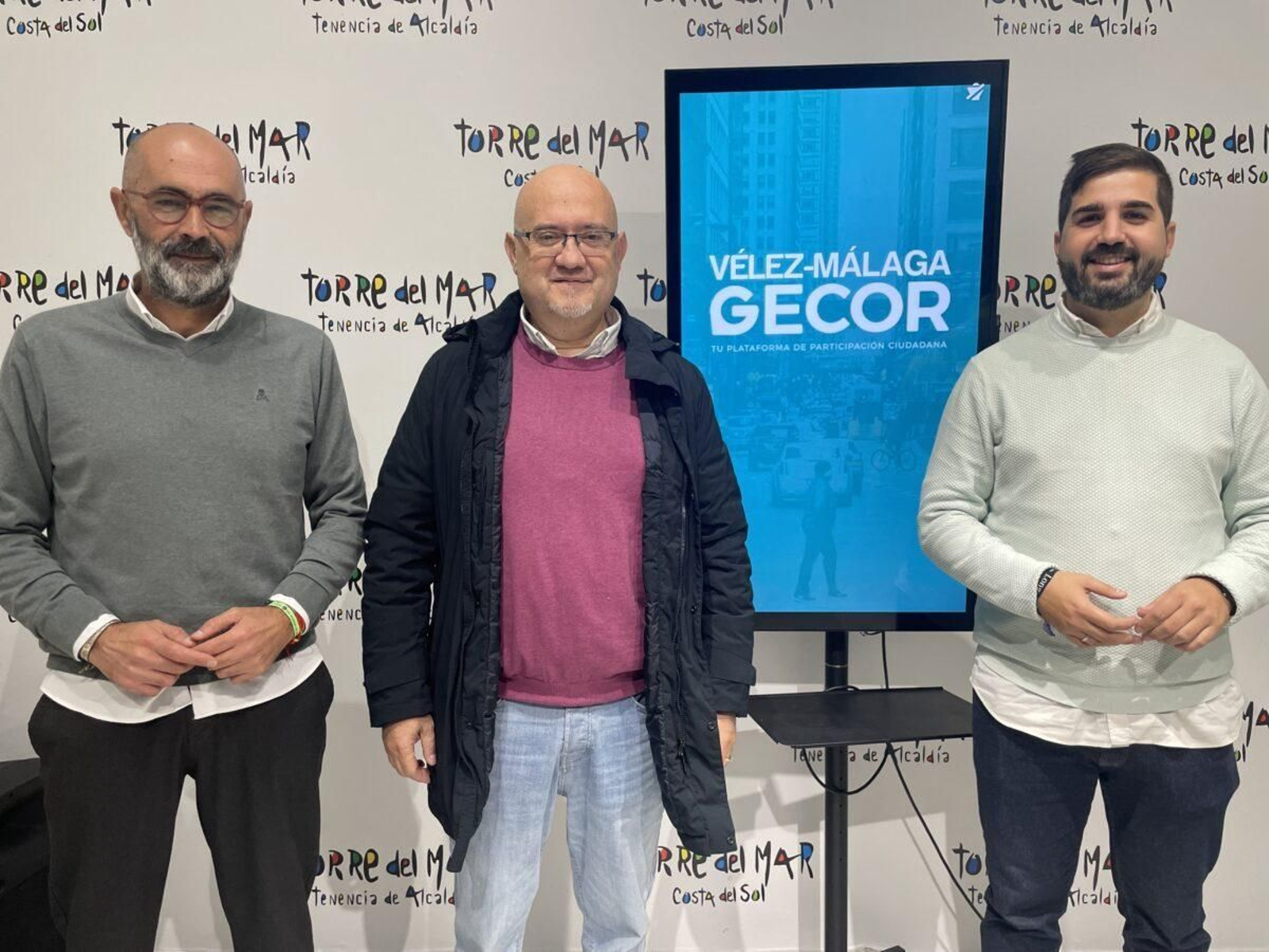 Jesús Pérez Atencia, primer teniente de alcalde del Ayuntamiento de Vélez-Málaga y concejal de Turismo, junto con el concejal de Nuevas Tecnologías, David Segura, y el concejal de Servicios Sociales, Juan García Jesús Pérez Atencia, primer teniente de alcalde del Ayuntamiento de Vélez-Málaga y concejal de Turismo, junto con el concejal de Nuevas Tecnologías, David Segura, y el concejal de Servicios Sociales, Juan García