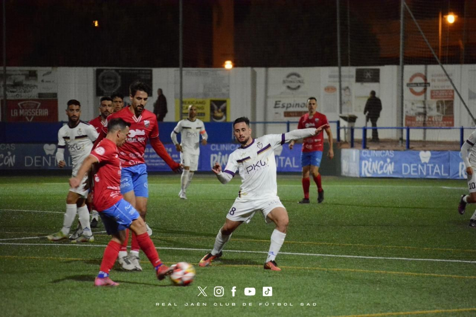 El Real Jaén rompe con su racha positiva y cae ante el Torre del Mar