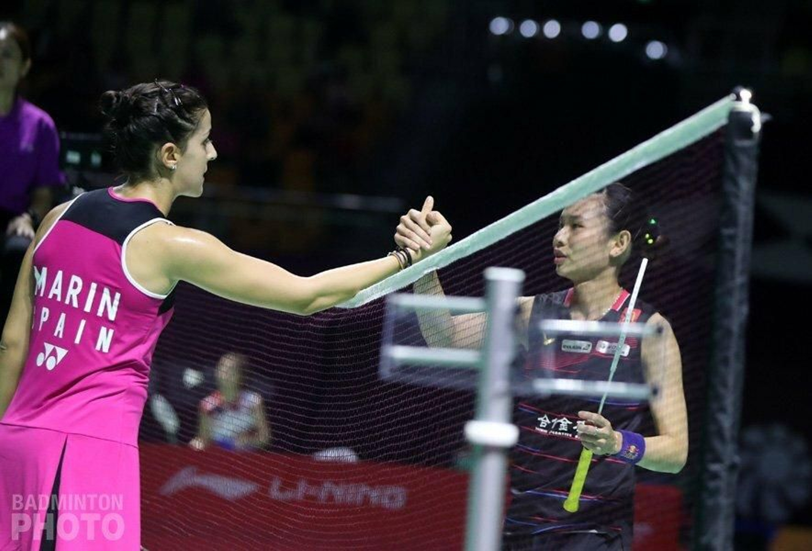 Carolina Marín saluda a Tai Tzu Ying tras acabar prematuramente el duelo entre ambas.
