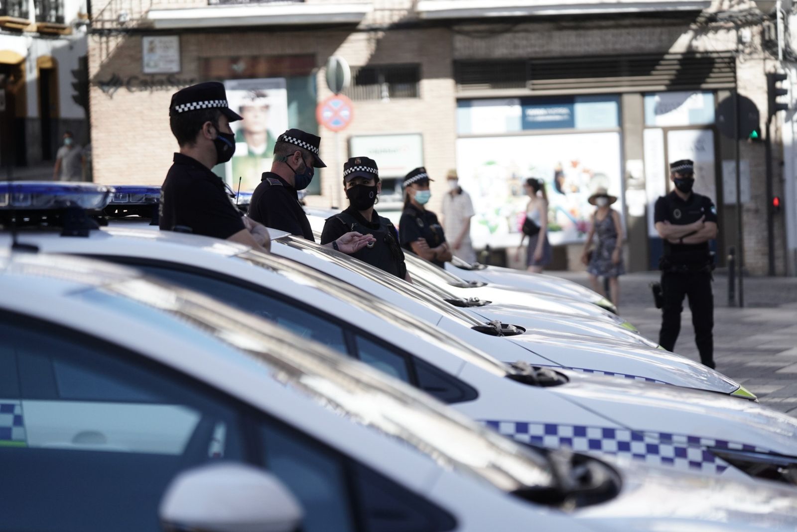 Agentes de la Policía Local, junto a los nuevos coches patrulla.