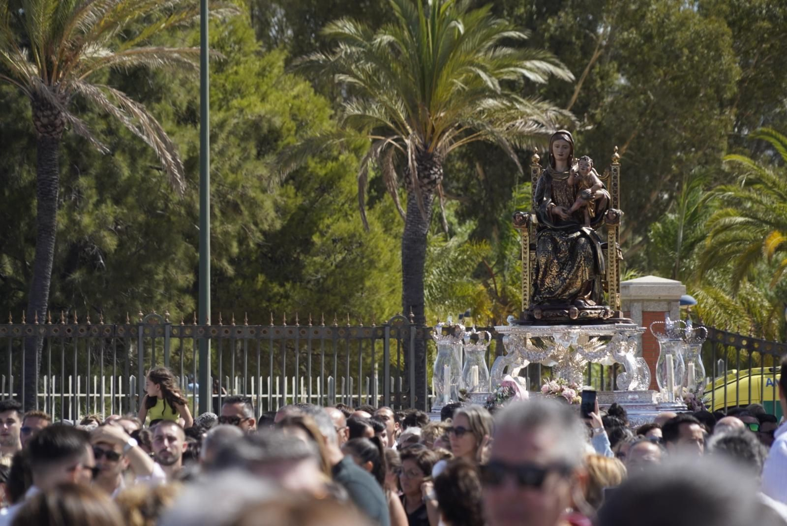 Imágenes del traslado de la Virgen de La Bella hasta el Muelle de Levante este domingo