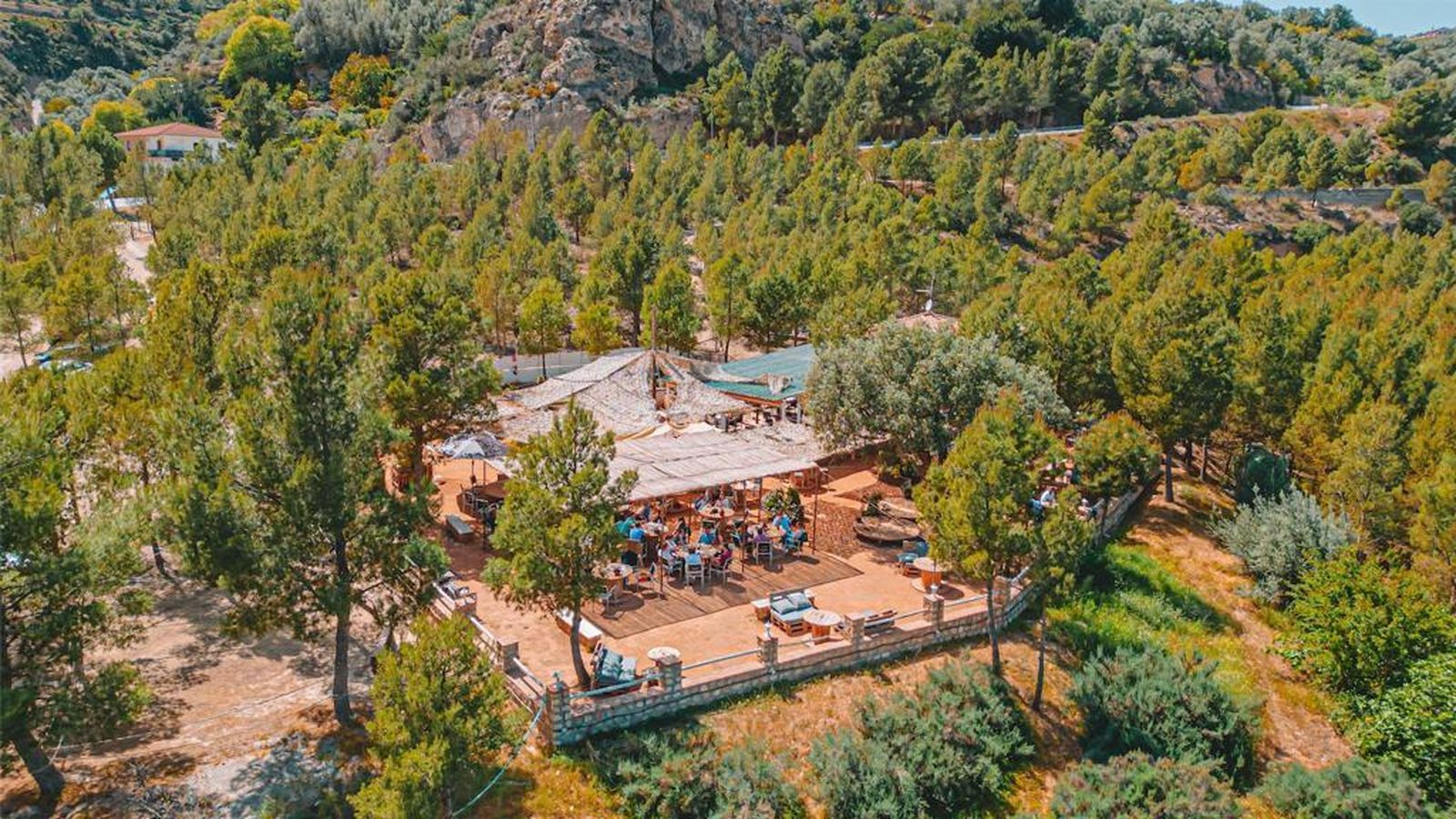 El restaurante se encuentra rodeado de un entorno maravilloso y natural.