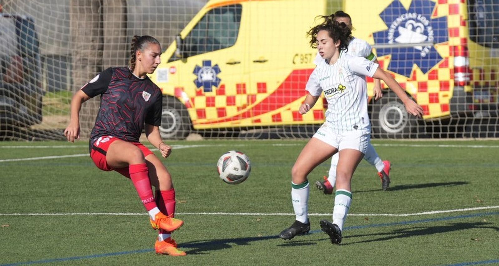 Ana Ocón disputa el balón con una jugadora del Athletic Club de Bilbao B.