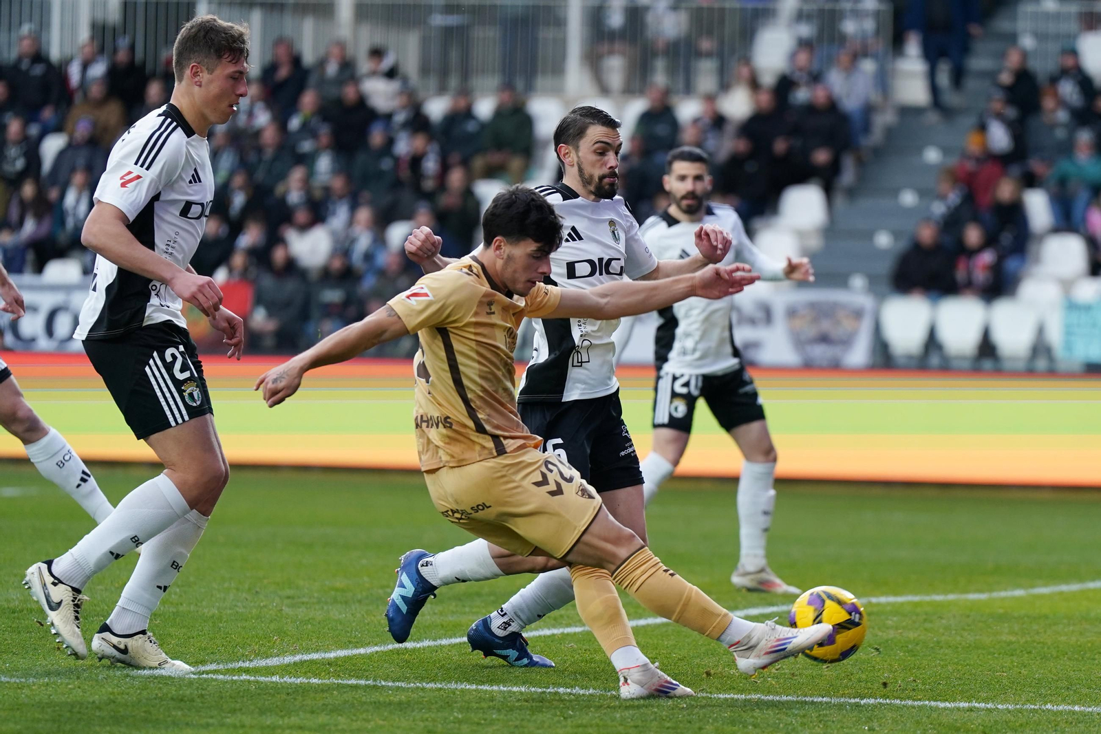 Lobete lo intenta en el Burgos-Málaga CF Lobete lo intenta en el Burgos-Málaga CF