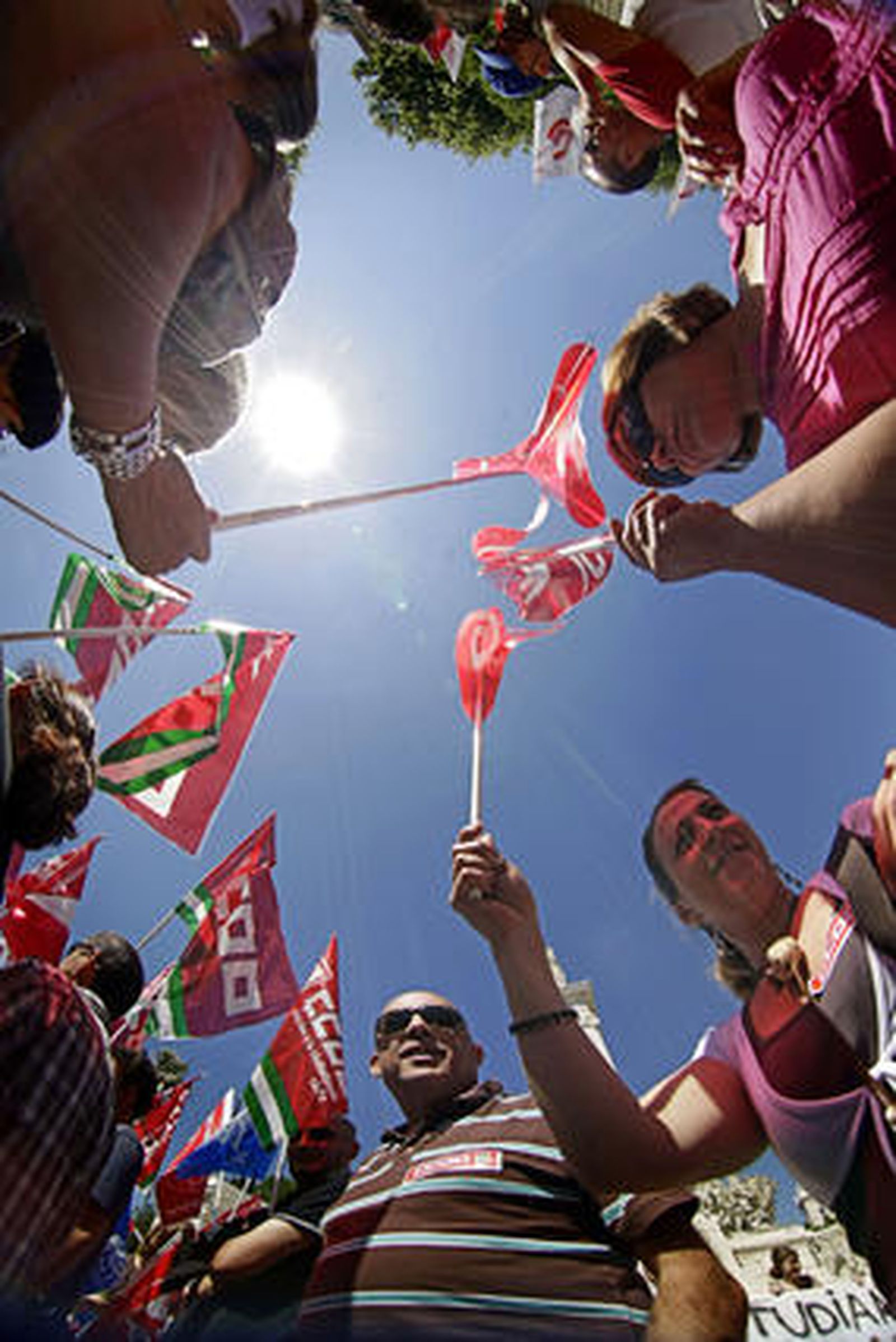 Más de 2.400 empleados públicos gaditanos secundan la huelga de funcionarios. 

Foto: Julio Gonzalez