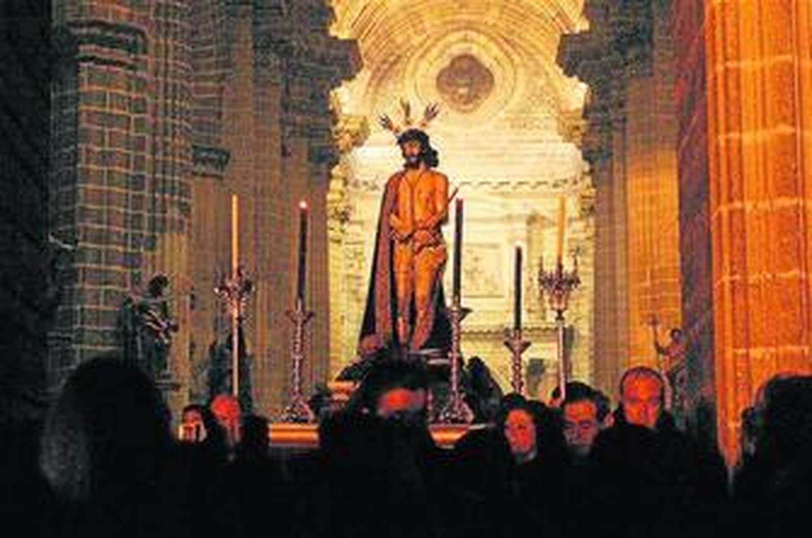 Un instante de la salida ayer del Ecce Homo.