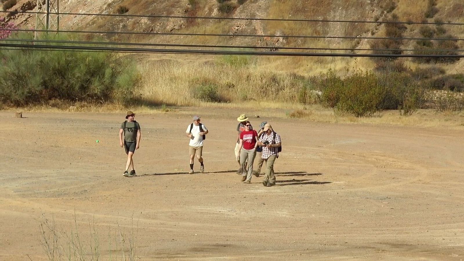 Arqueólogos de EE UU, durante su visita a la localidad minera.