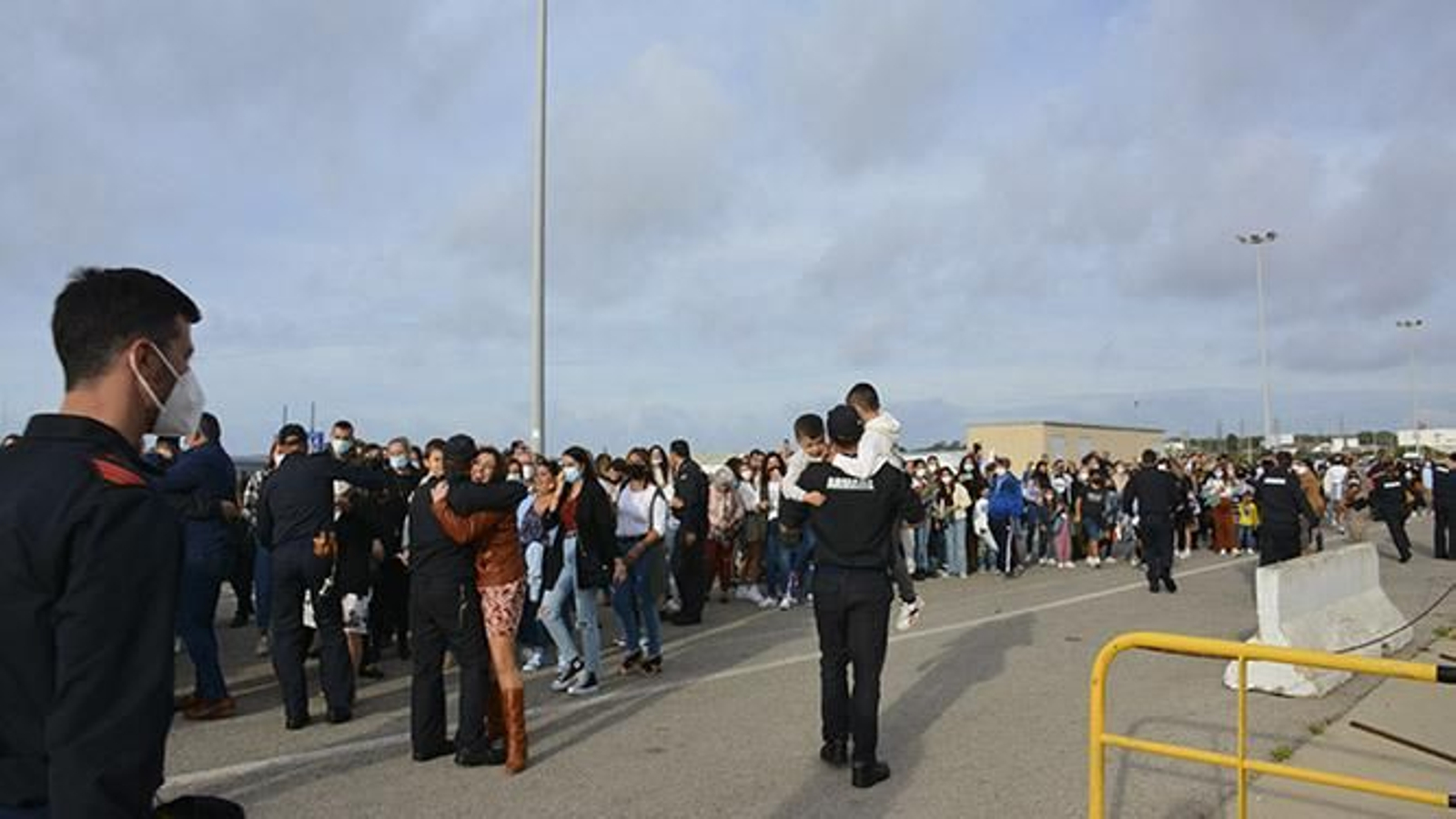 Muchos familiares acudieron a la base a recibir a la tripulación.