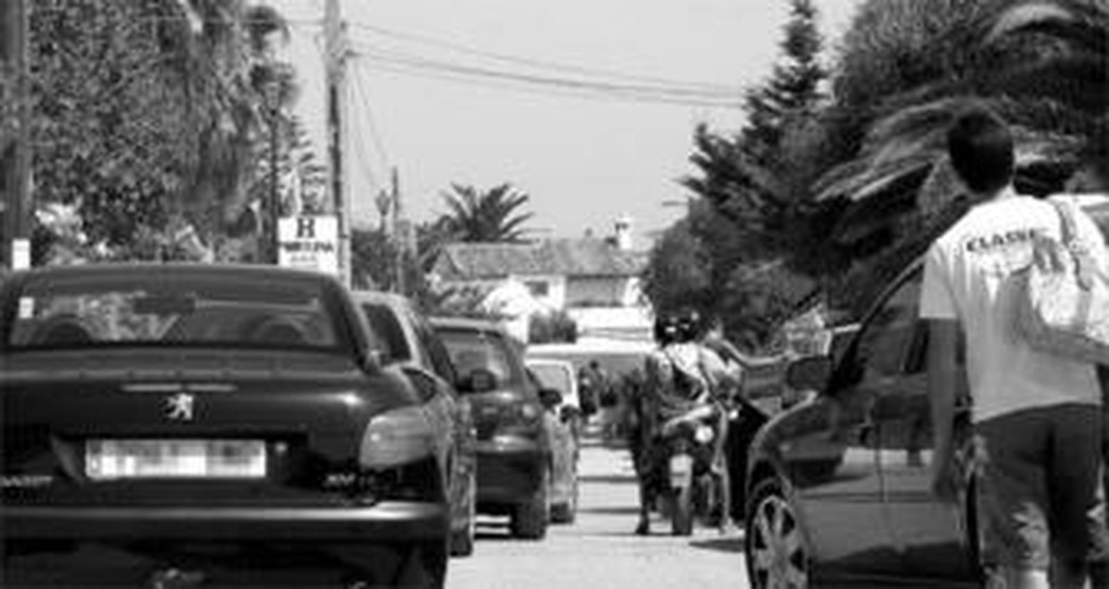 Tráfico intenso en Los Caños para acceder a la playa, en la jornada de ayer.