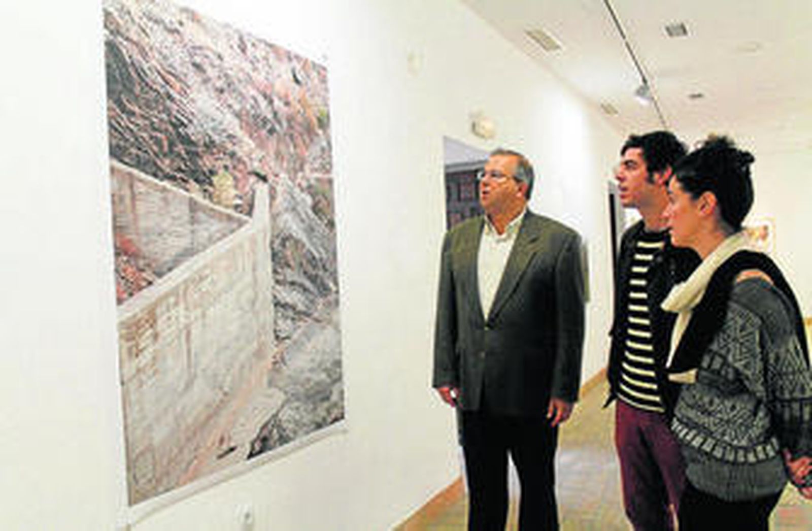 El concejal de Cultura, Juan Miguel Moreno Calderón, con la artista y Javier Orcasay.