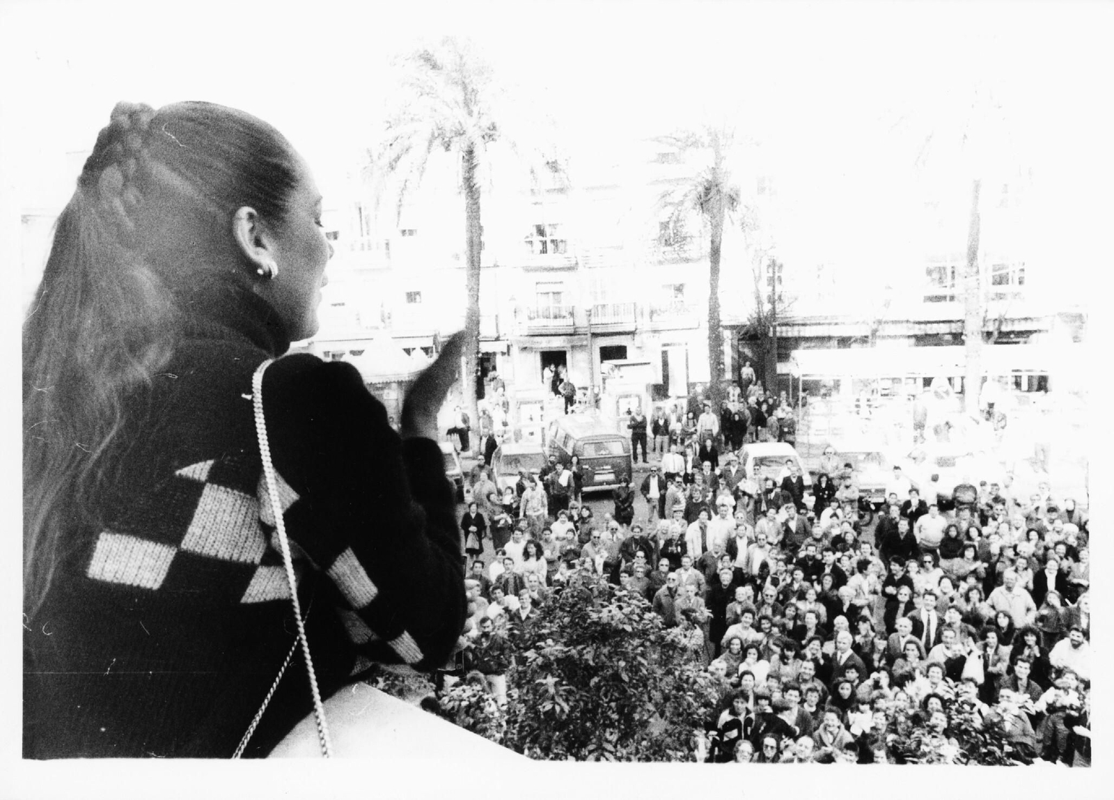 Isabel Pantoja saluda desde el balcón del Ayuntamiento de Cádiz.