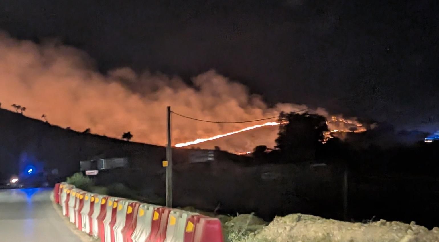 Conductores atrapados y un bombero lesionado en el incendio ya extinguido de Castilleja