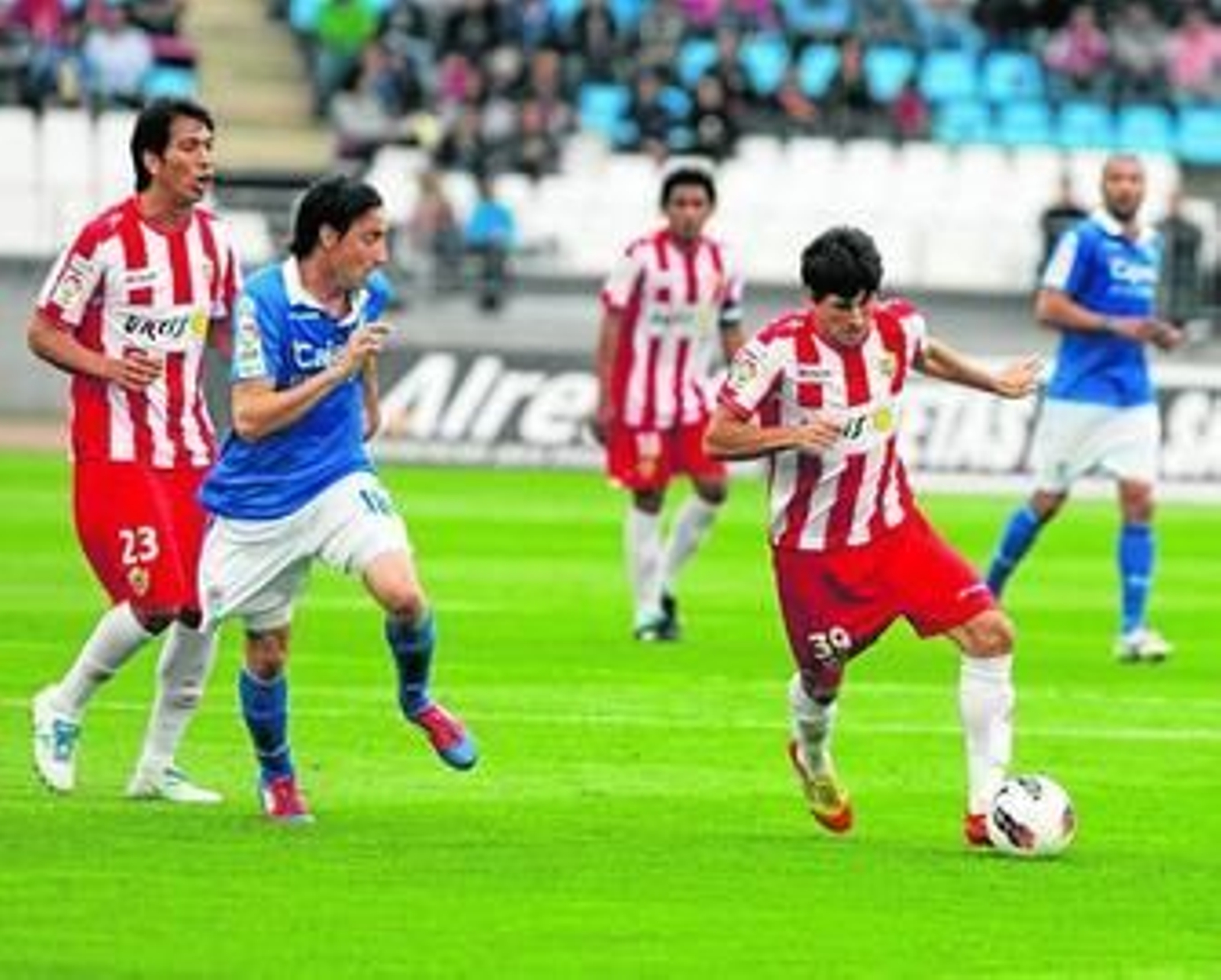 Abel conduce el balón en el partido del pasado curso ante el Xerez.