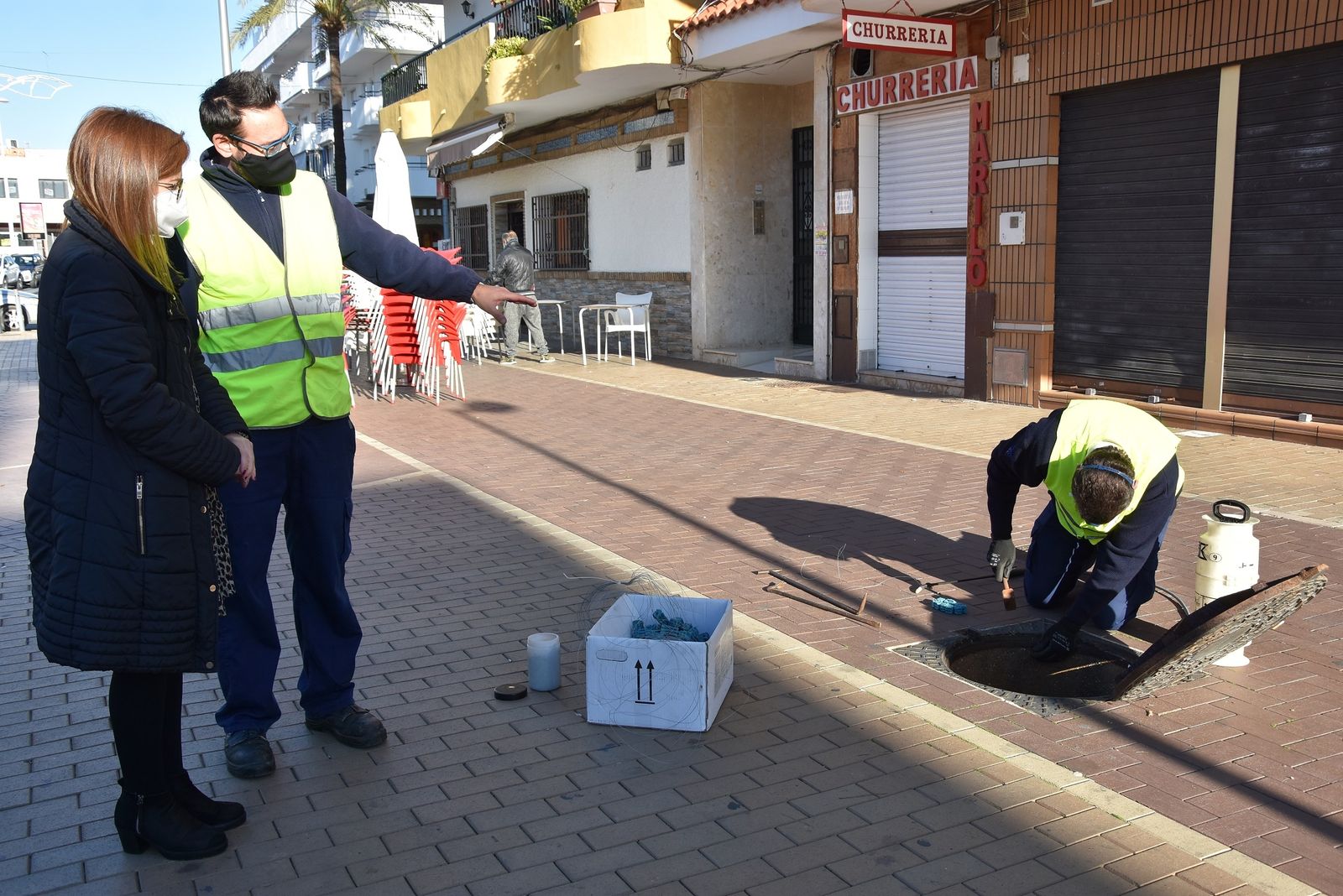 La concejal supervisando los trabajos del plan de choque especial contra roedores y cucarachas