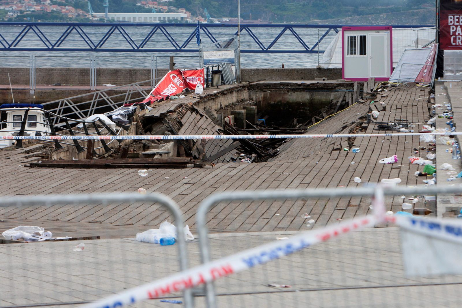 Imágenes de la caída al mar de los asistentes al festiva O Marisquiño
