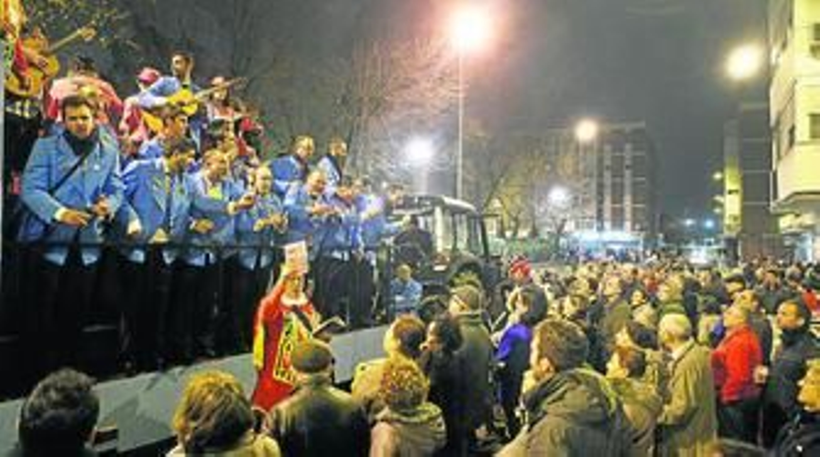 El coro 'Vámonos pal Mentidero', actuando ayer en el Carrusel de Loreto.
