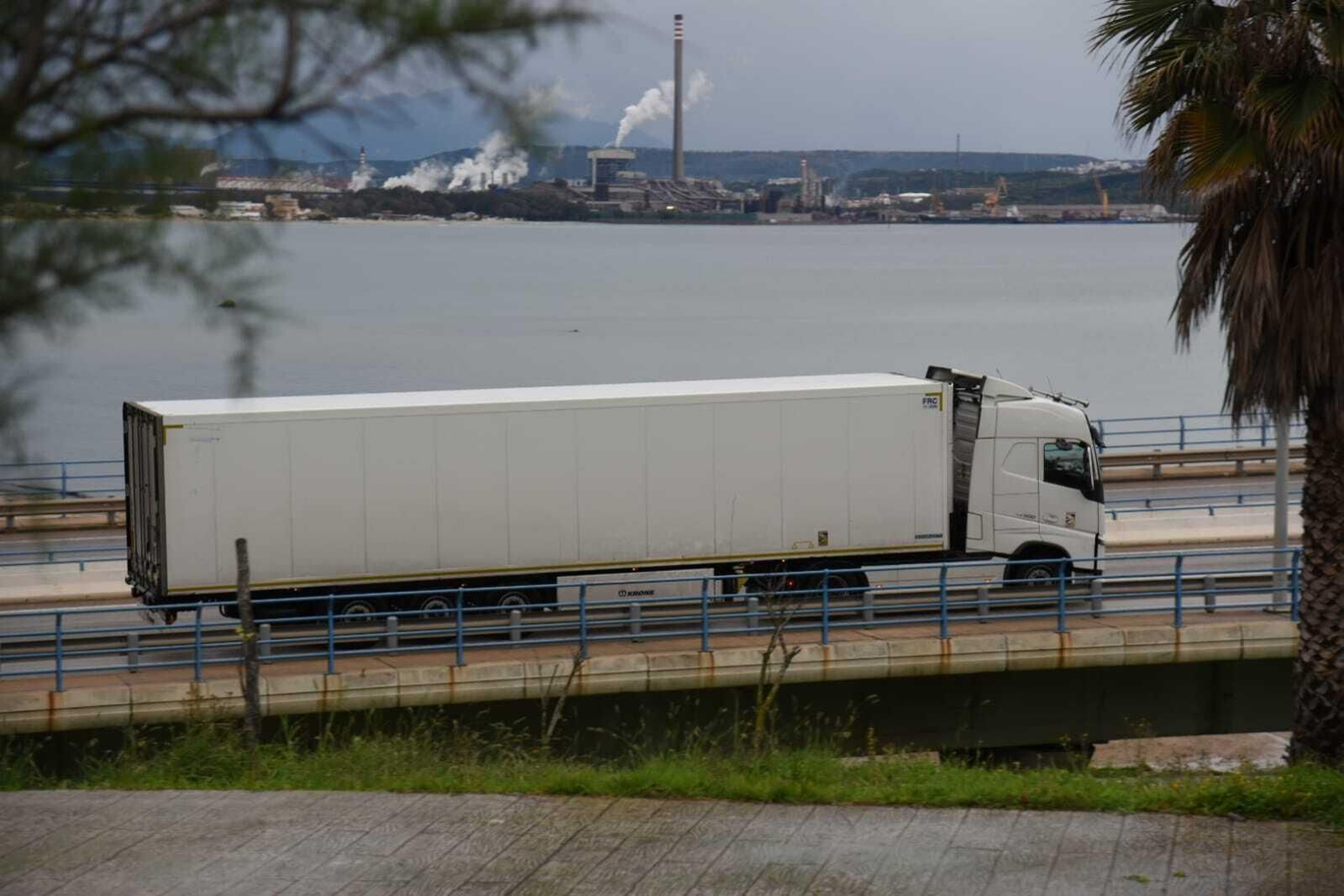 Un camión accede al Puerto de Algeciras, este lunes.