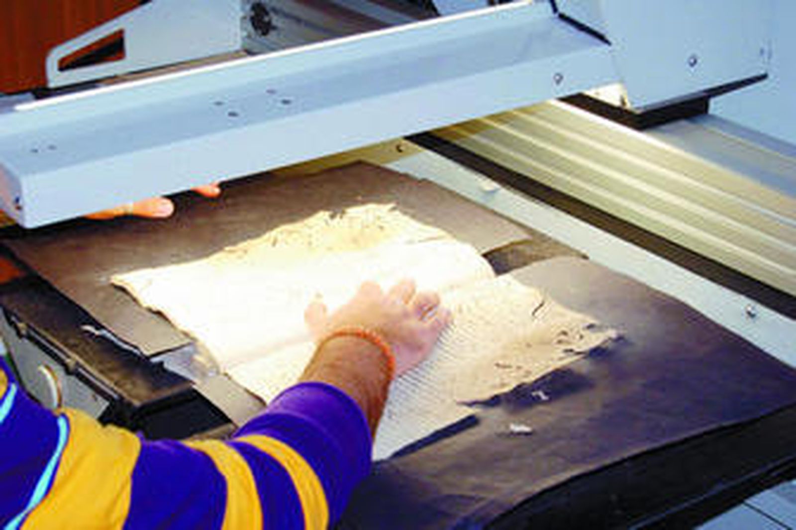 Un trabajador digitaliza un documento en el Archivo Provincial.