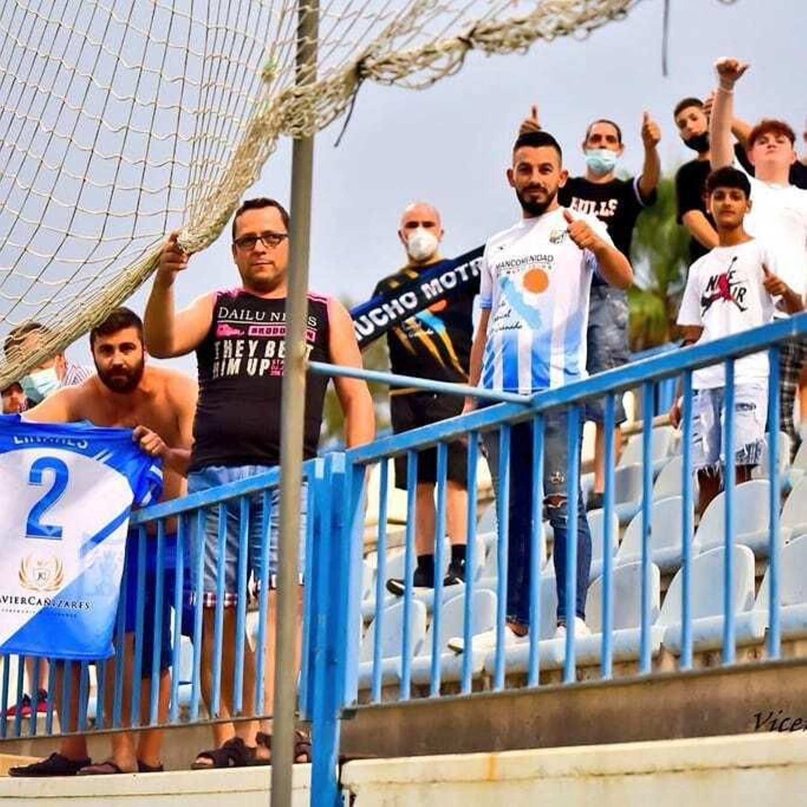 Aficionados motrileños con la camiseta de Linares.