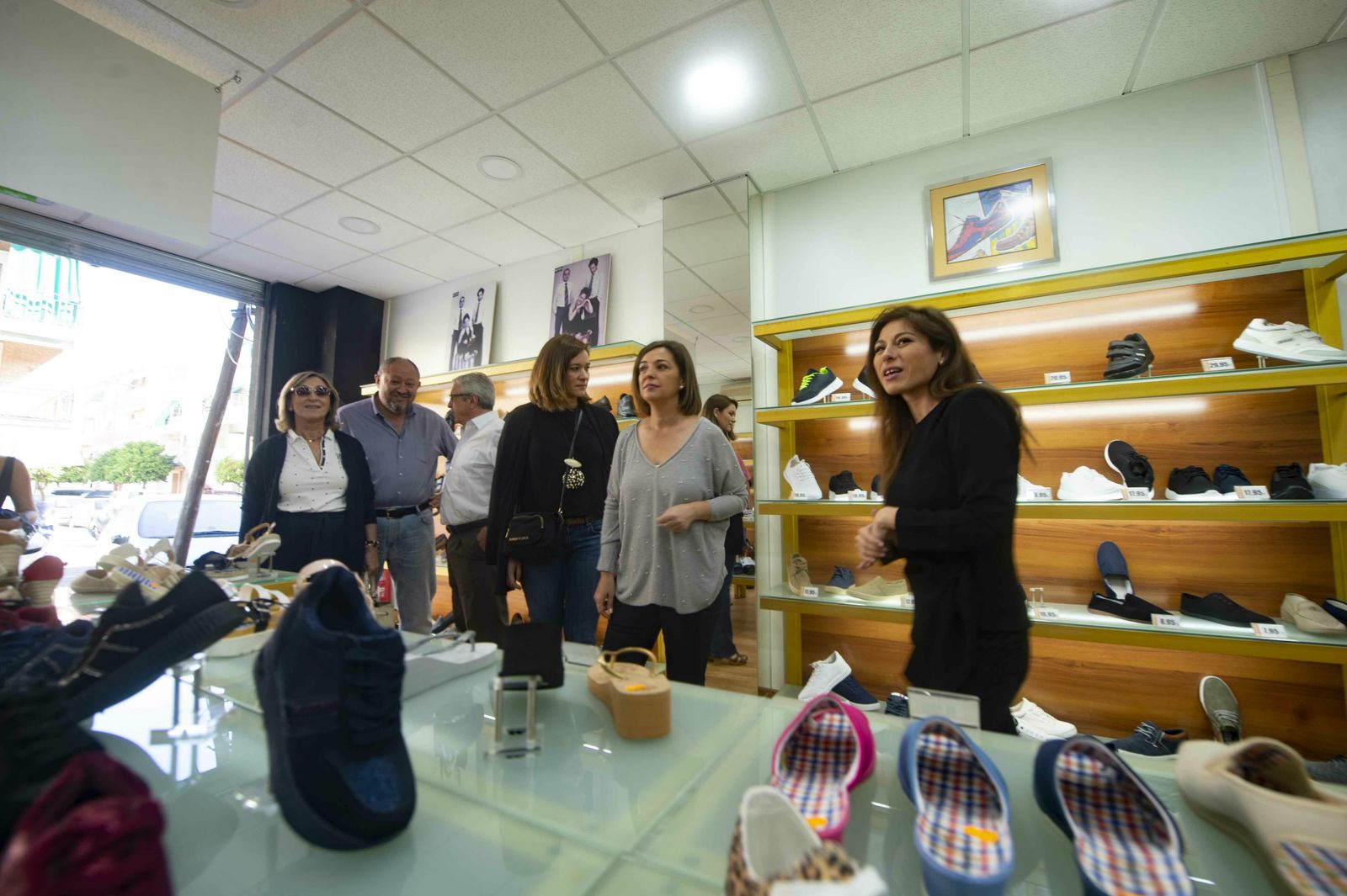 La alcaldesa, Isabel Ambrosio, en un comercio de Ciudad Jardín