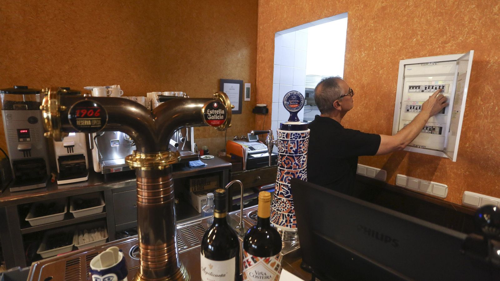 Gabriel, el propietario del Restaurante Candamil. Gabriel, el propietario del Restaurante Candamil.