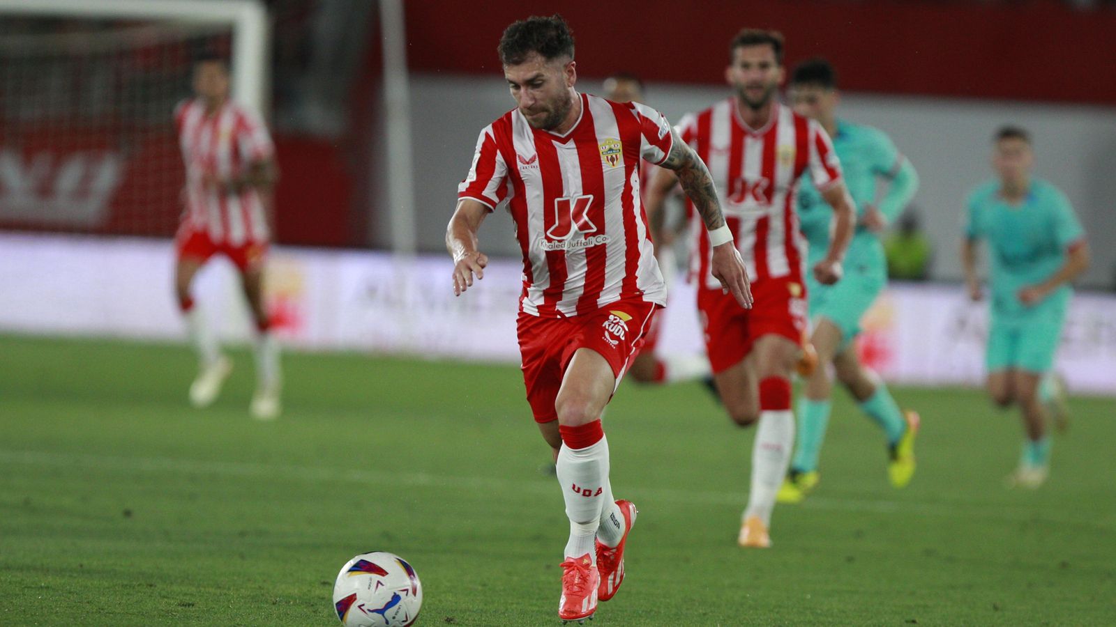 Adri Embarba conduce el esférico en el duelo contra el Barcelona.