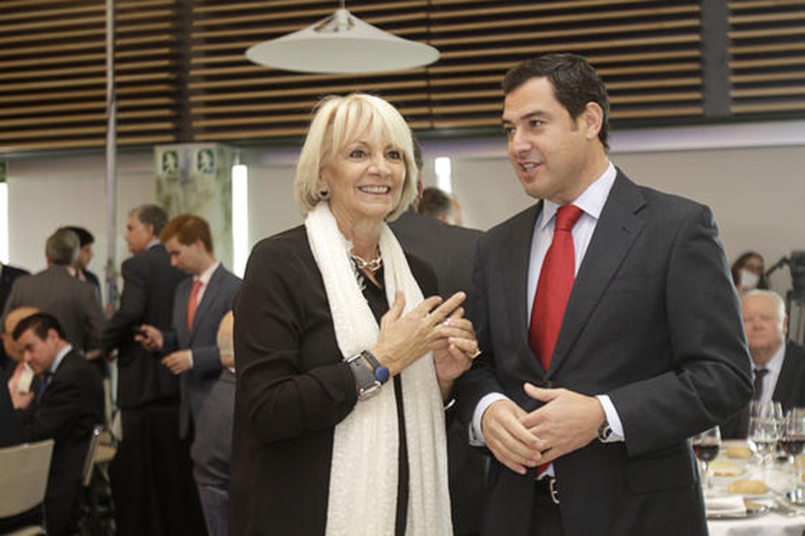 La alcaldesa de Cádiz, Teófila Martínez, conversa con el presidente del PP andaluz, Juan Manuel Moreno Bonilla, antes del inicio del acto, donde ella ejerció de presentadora.

Foto: Julio Gonzalez, Lourdes de Vicente y Joaquin Pino