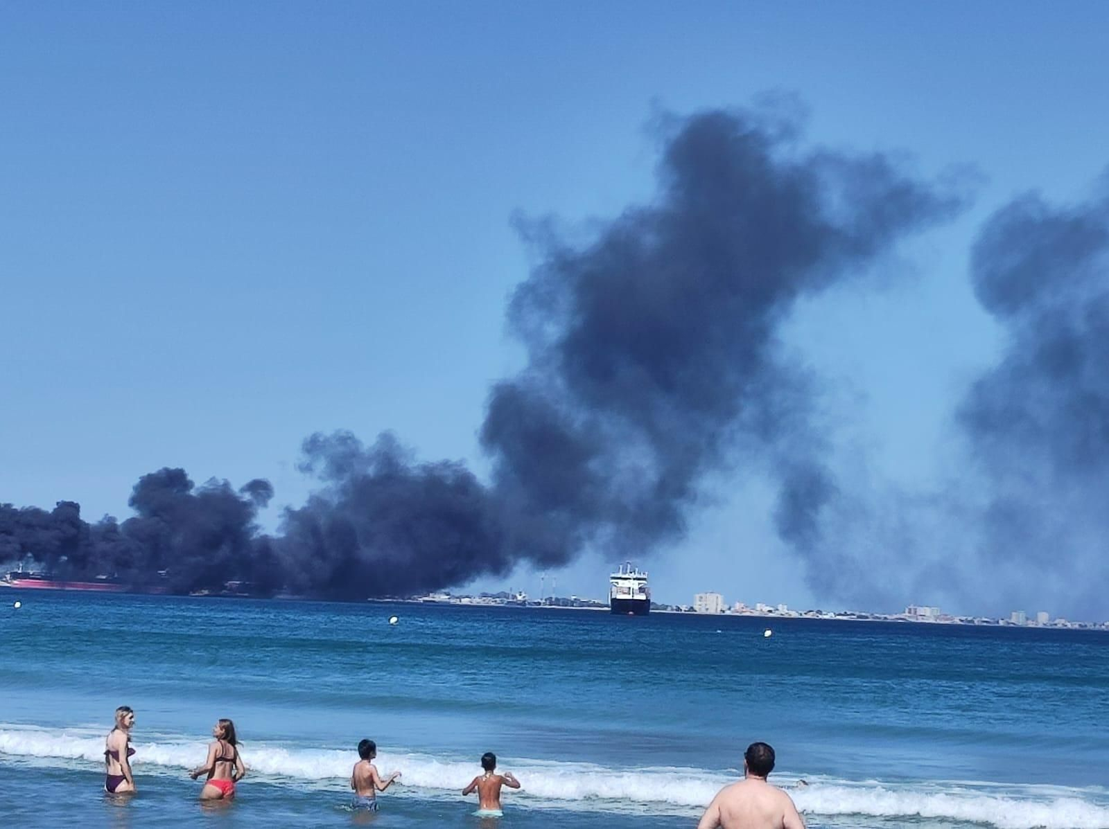 La columna de humo negro en la bahía.