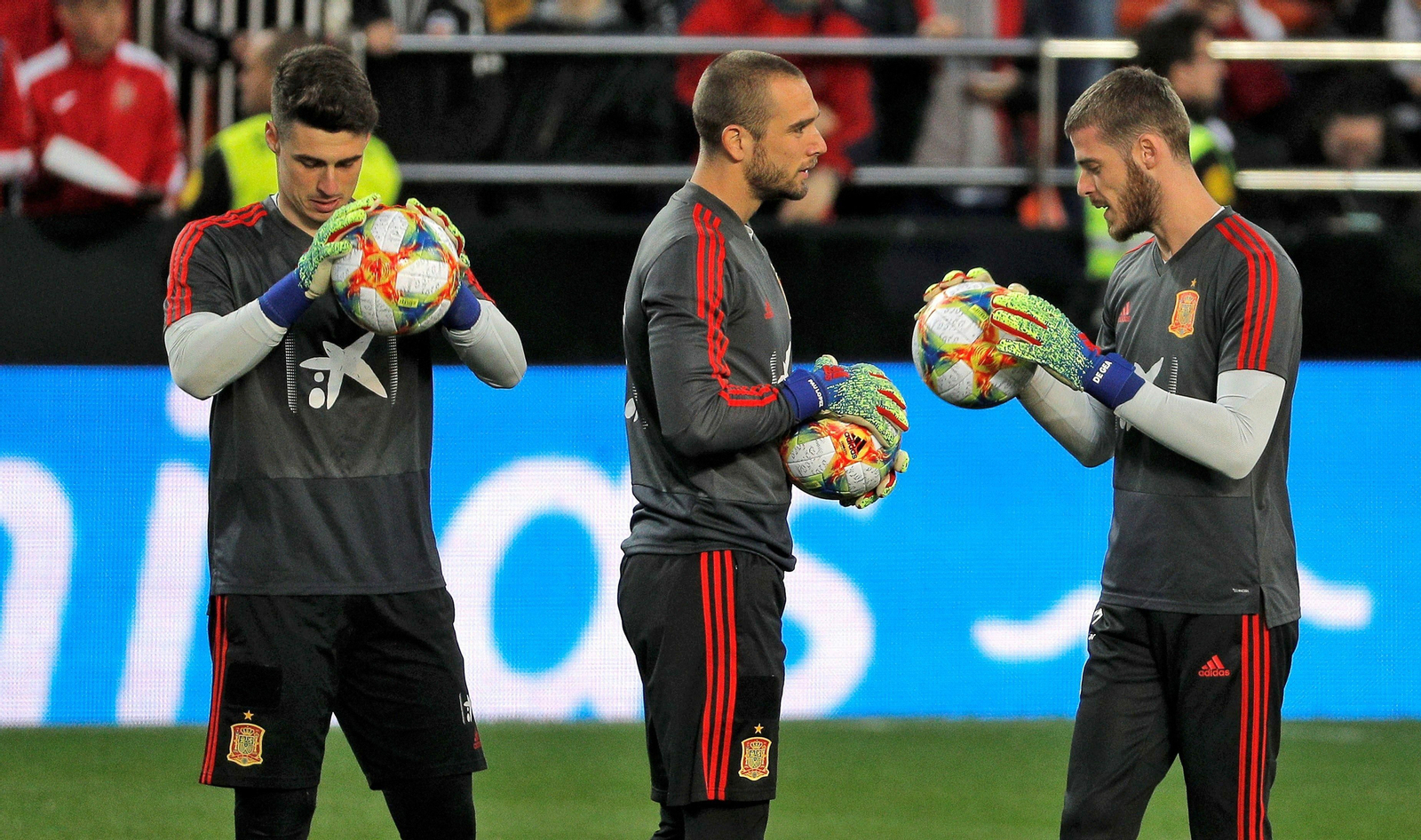 Pau dialoga con De Gea, en presencia de Kepa, en un una sesión preparatoria con España.