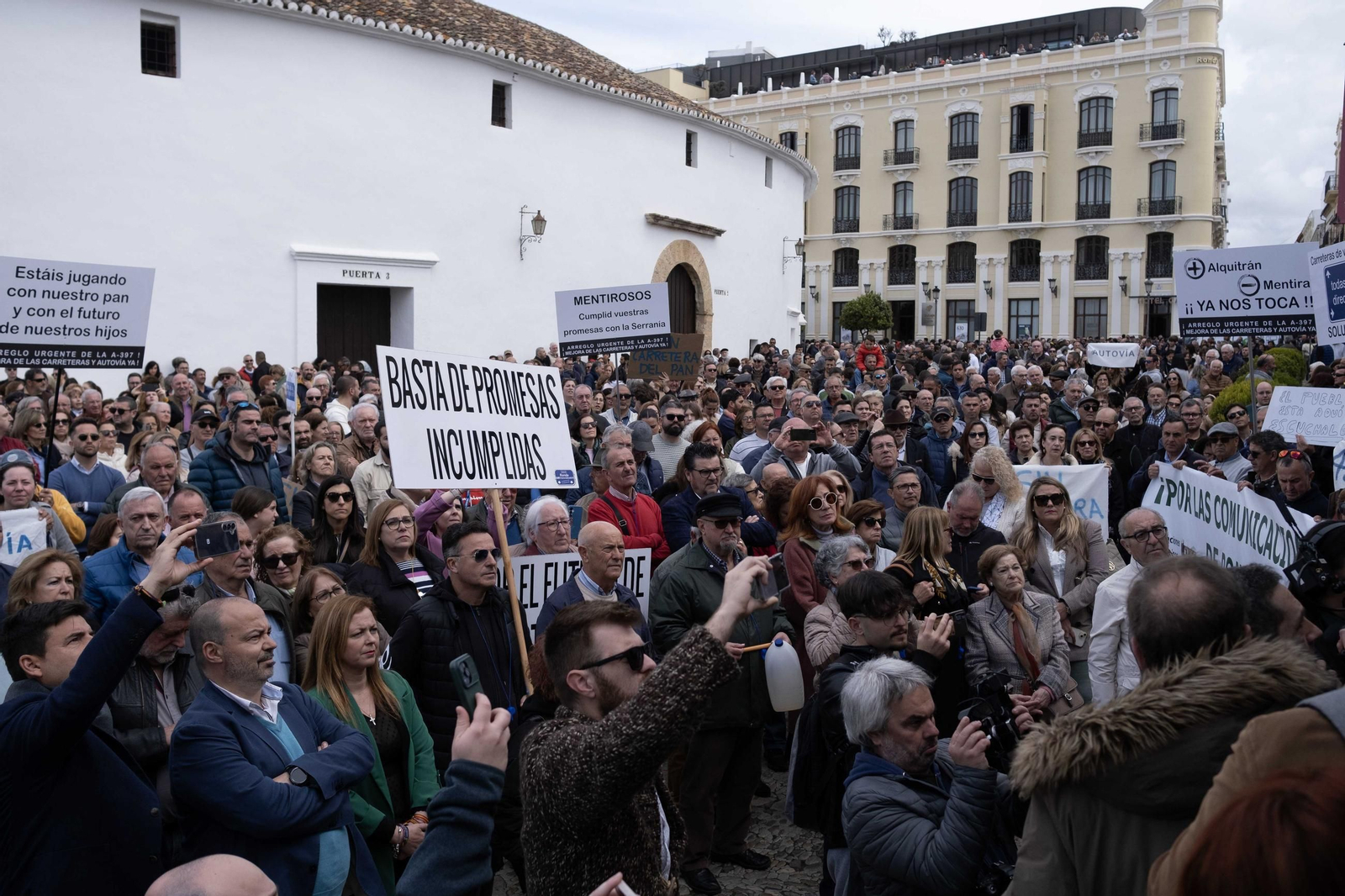 Manifestación por la mejora de las carreteras de la Serranía de Ronda, en fotos