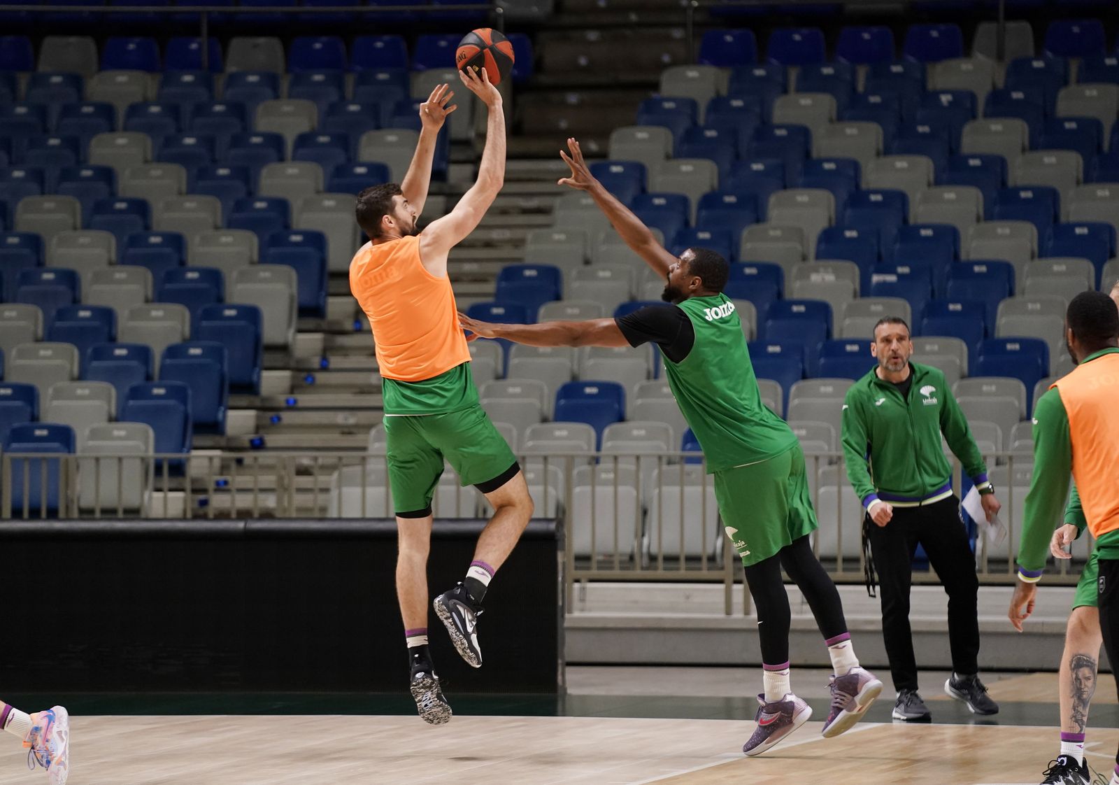 David Kravish lanza a canasta durante un entrenamiento.