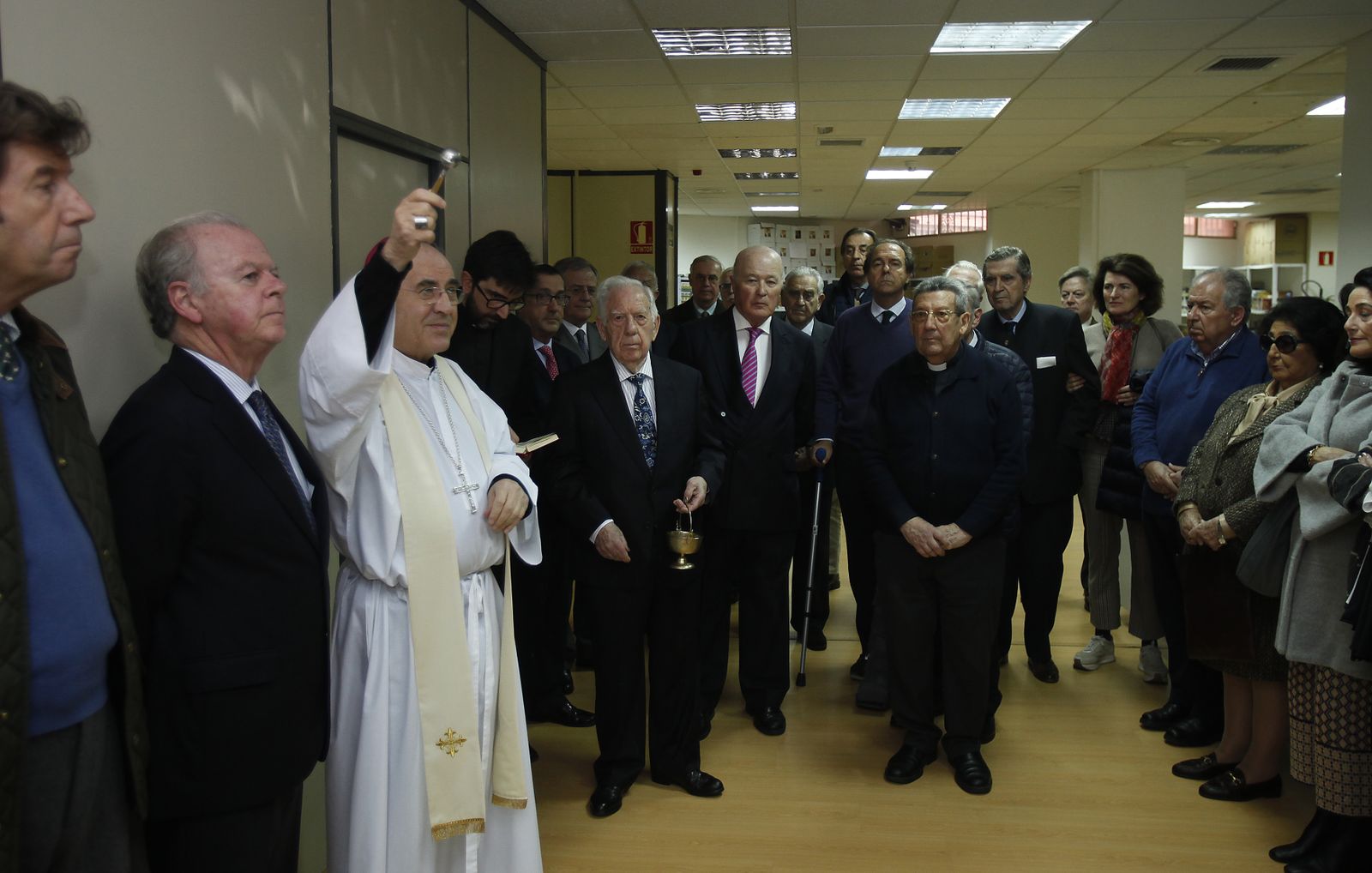 Monseñor Asenjo bendice el nuevo economato social.