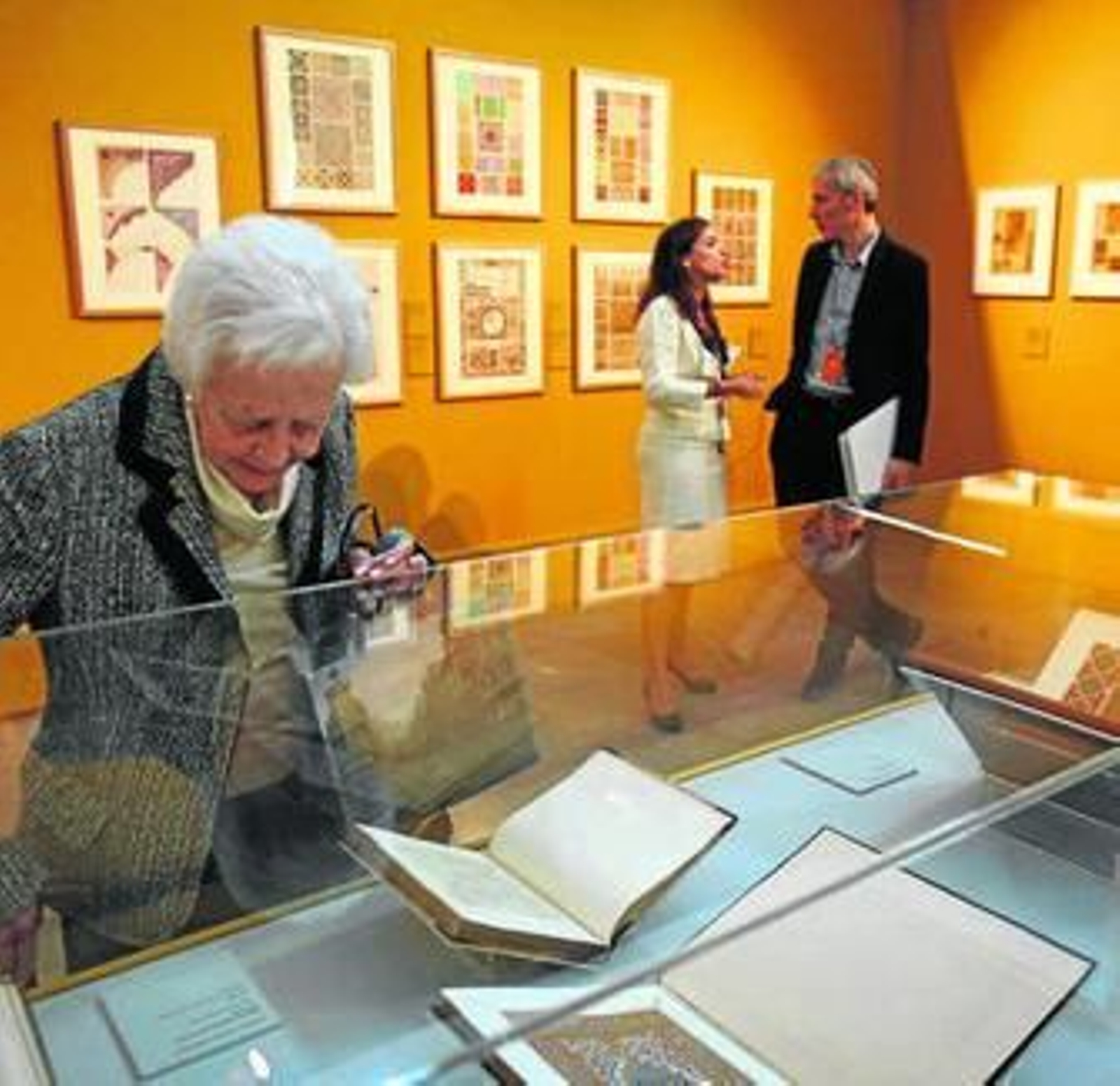 Una visitante contempla la muestra de Owen Jones en la Alhambra.