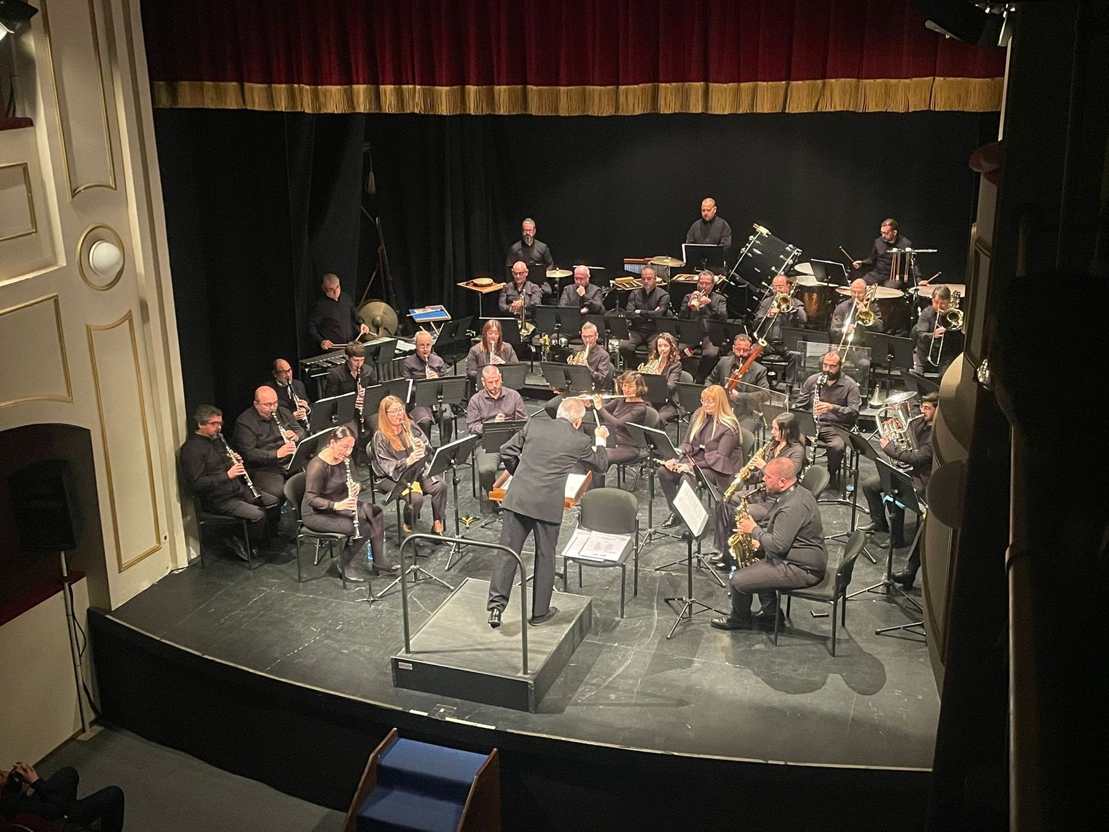 José Solá Palmer dirigiendo a la Banda en el Teatro Apolo.