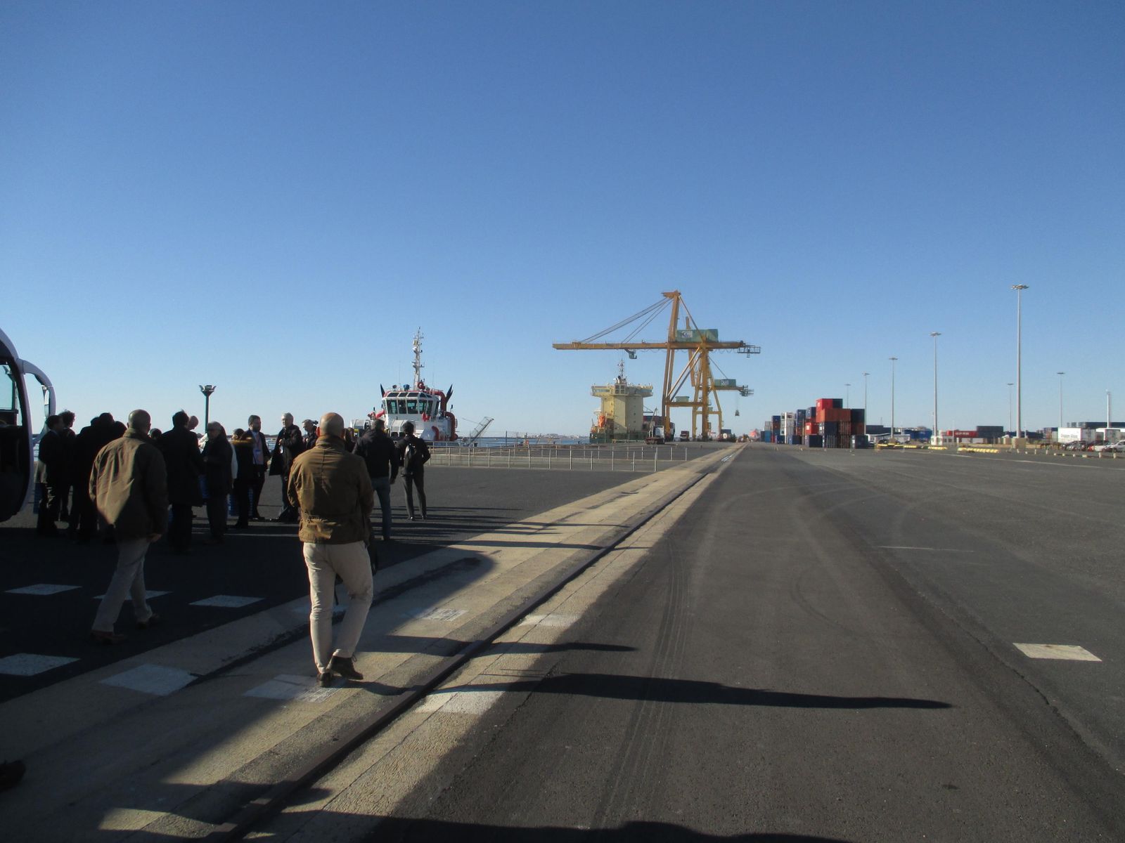 Participantes en la jornada celebrada ayer en el Puerto en su visita a las instalaciones del Muelle Sur.